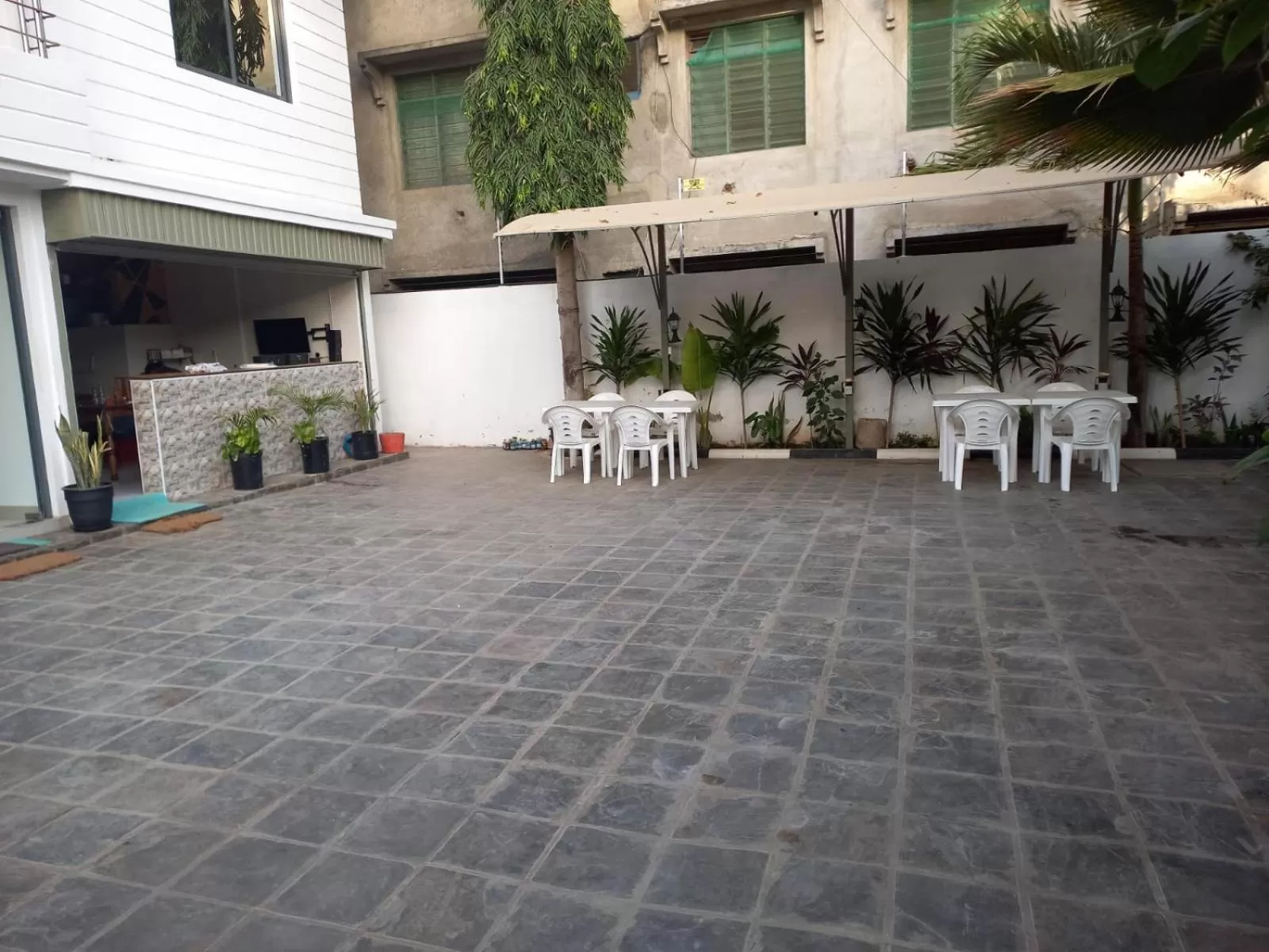 Facade/entrance in 6 Park Retreat