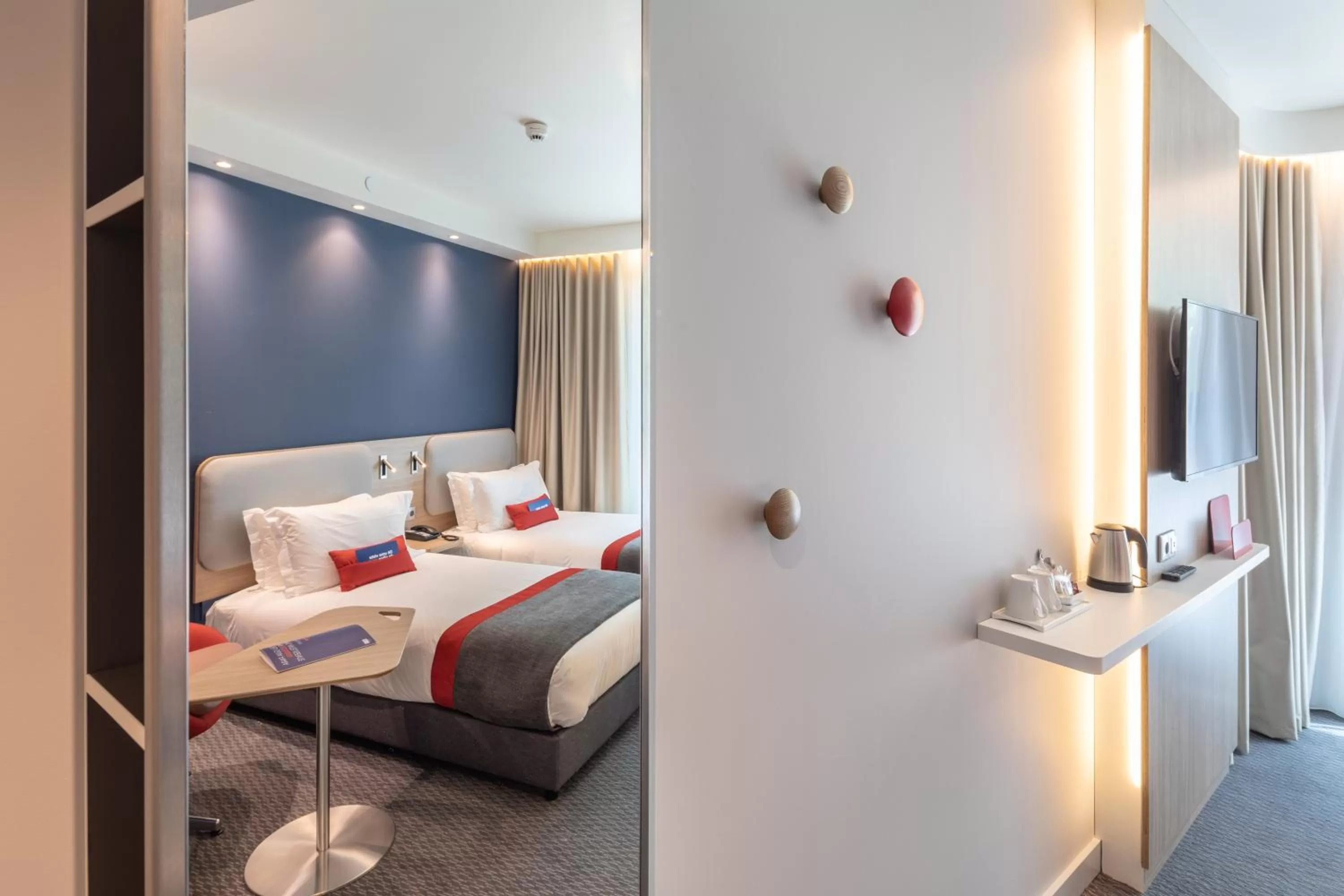 Photo of the whole room, Bed in Holiday Inn Express - Lisbon - Plaza Saldanha by IHG