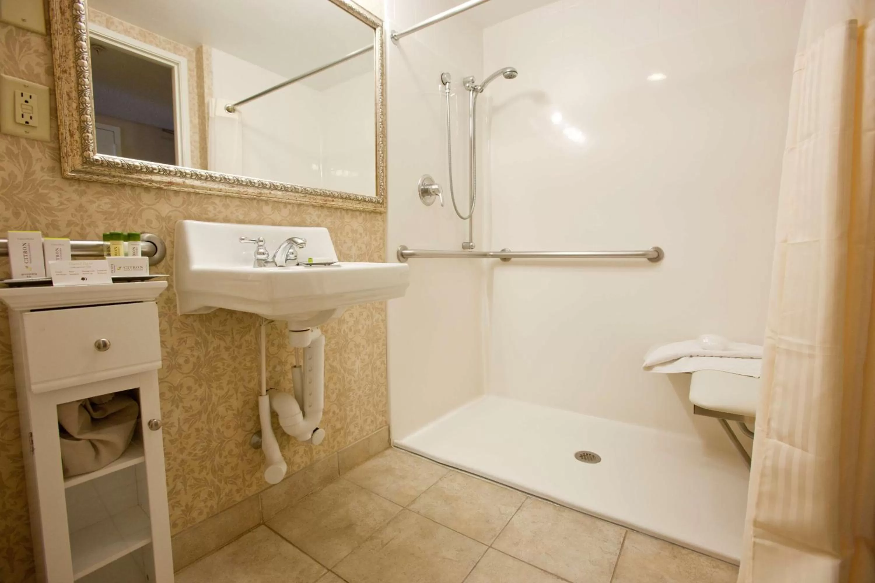 Bathroom in Midland Plaza Hotel
