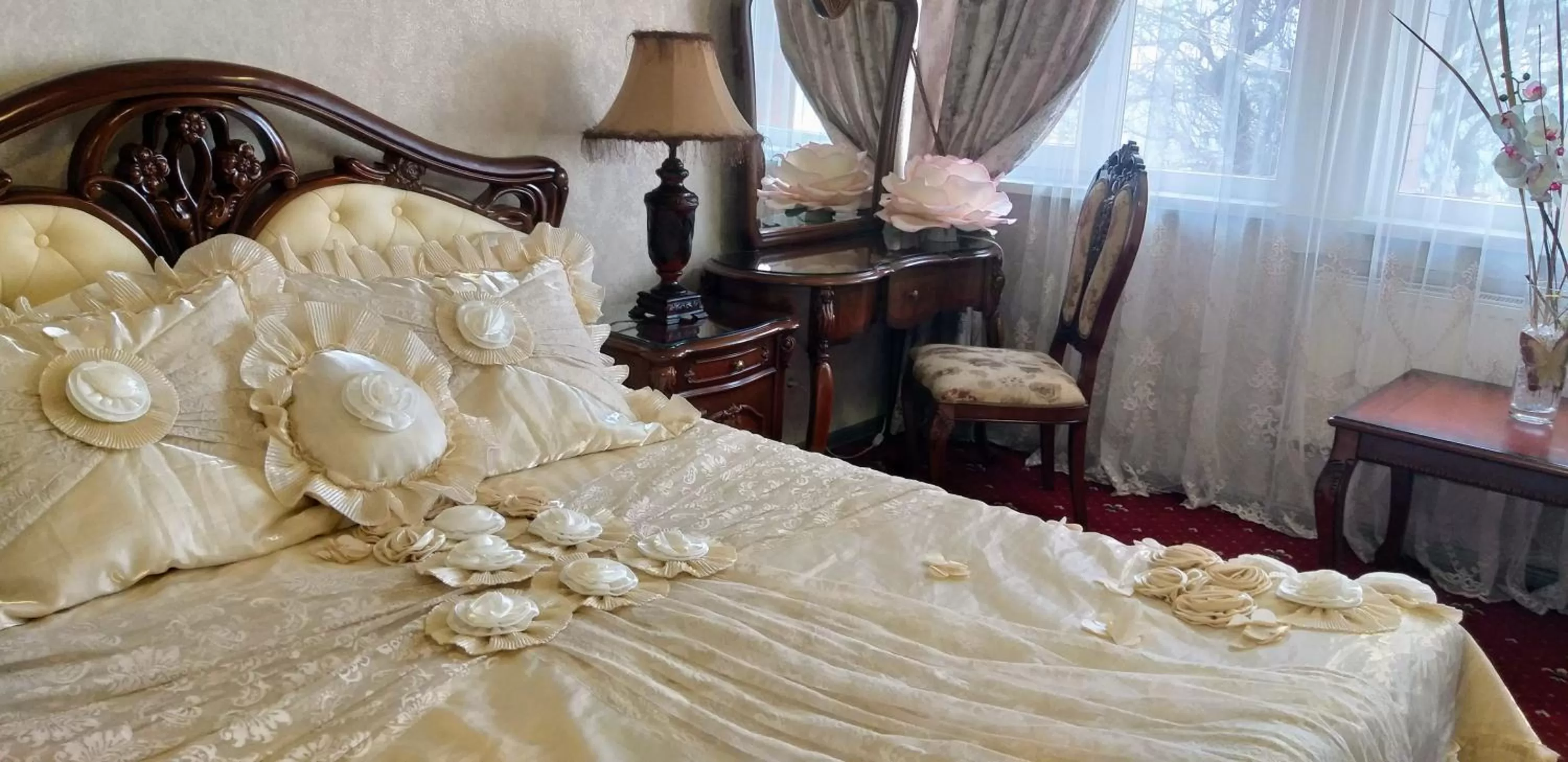 Photo of the whole room, Bed in Shalanda