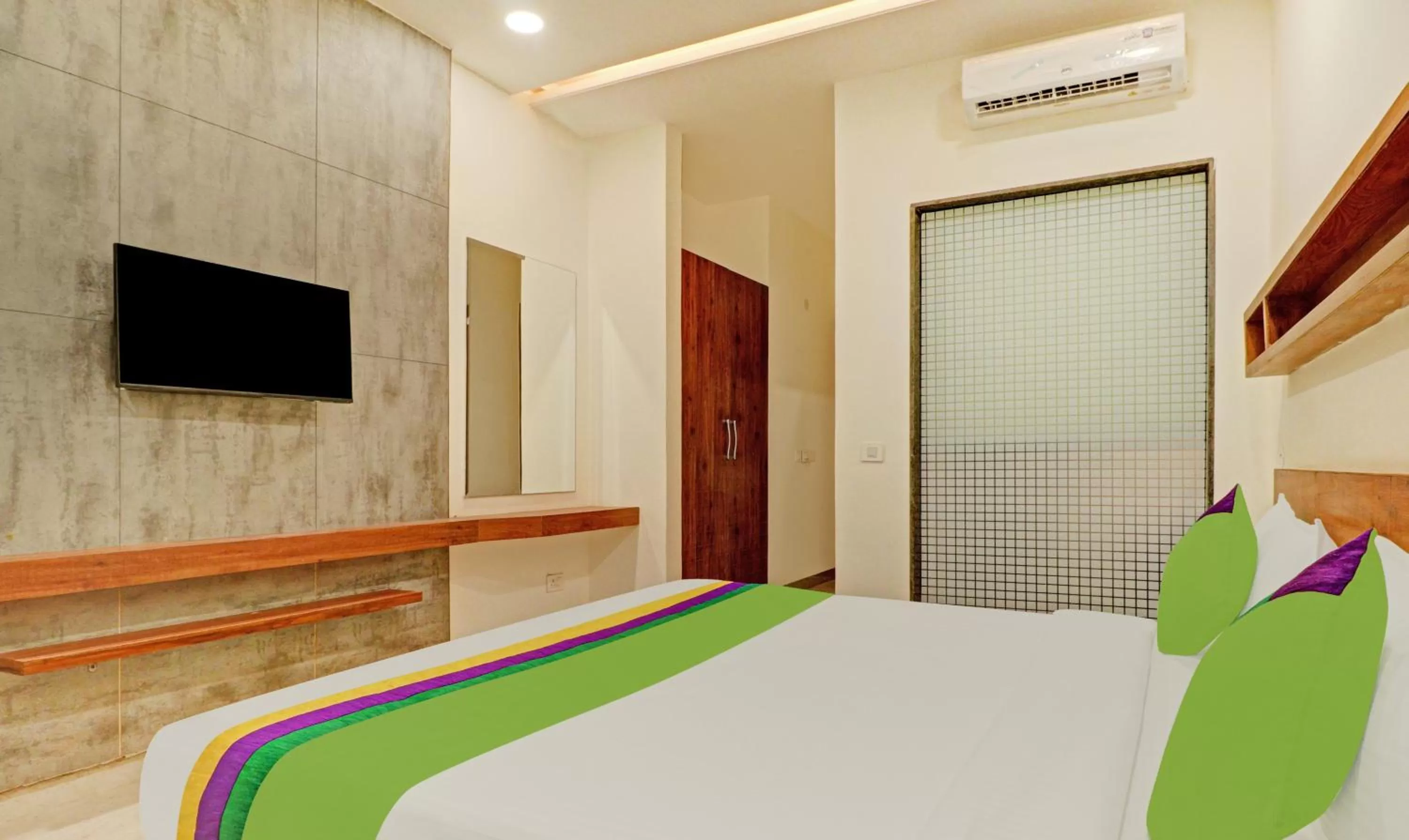 Bedroom, Bed in Treebo Delmont