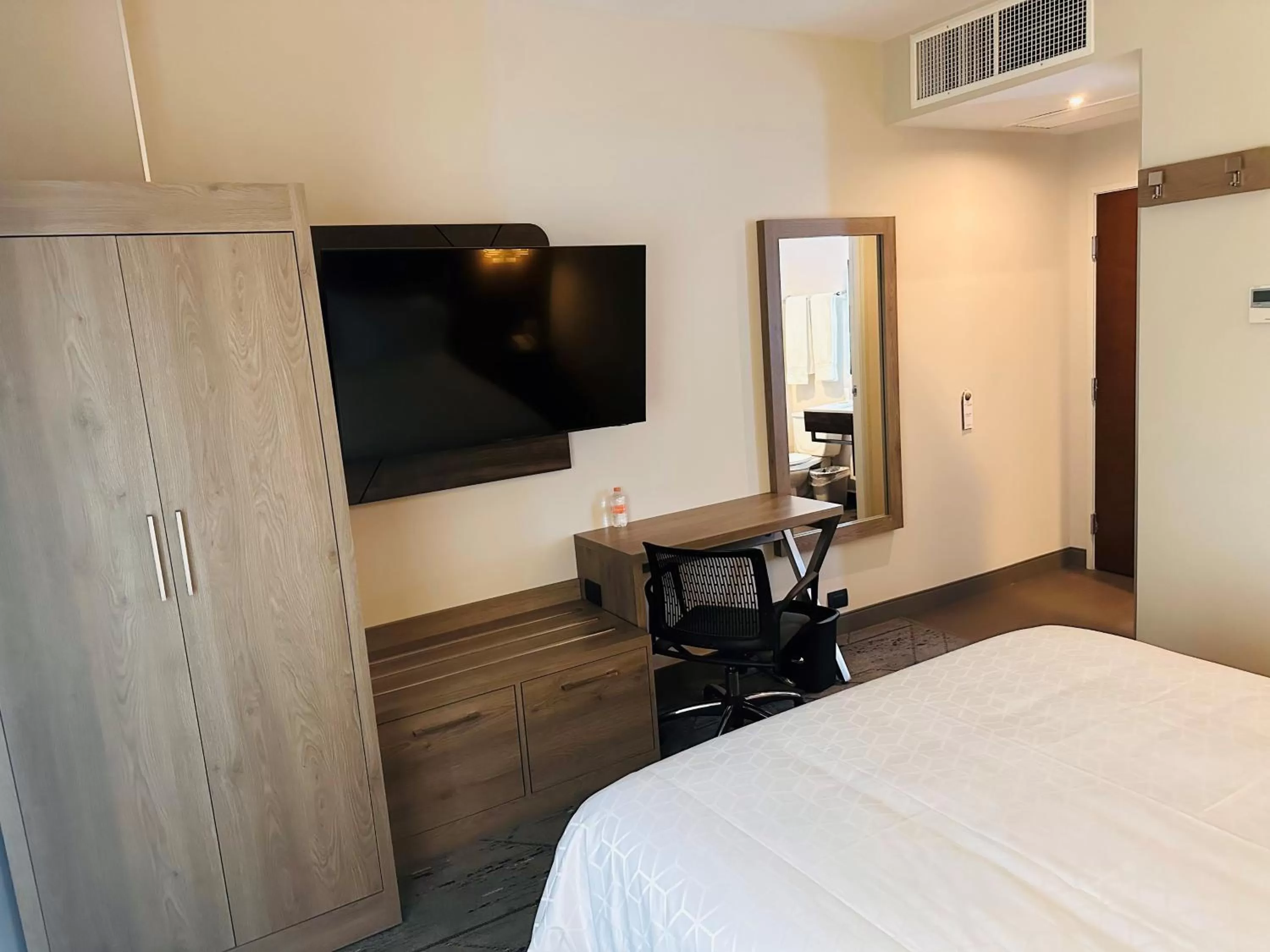 Bedroom, Bed in Holiday Inn Express Mexico City Satelite by IHG