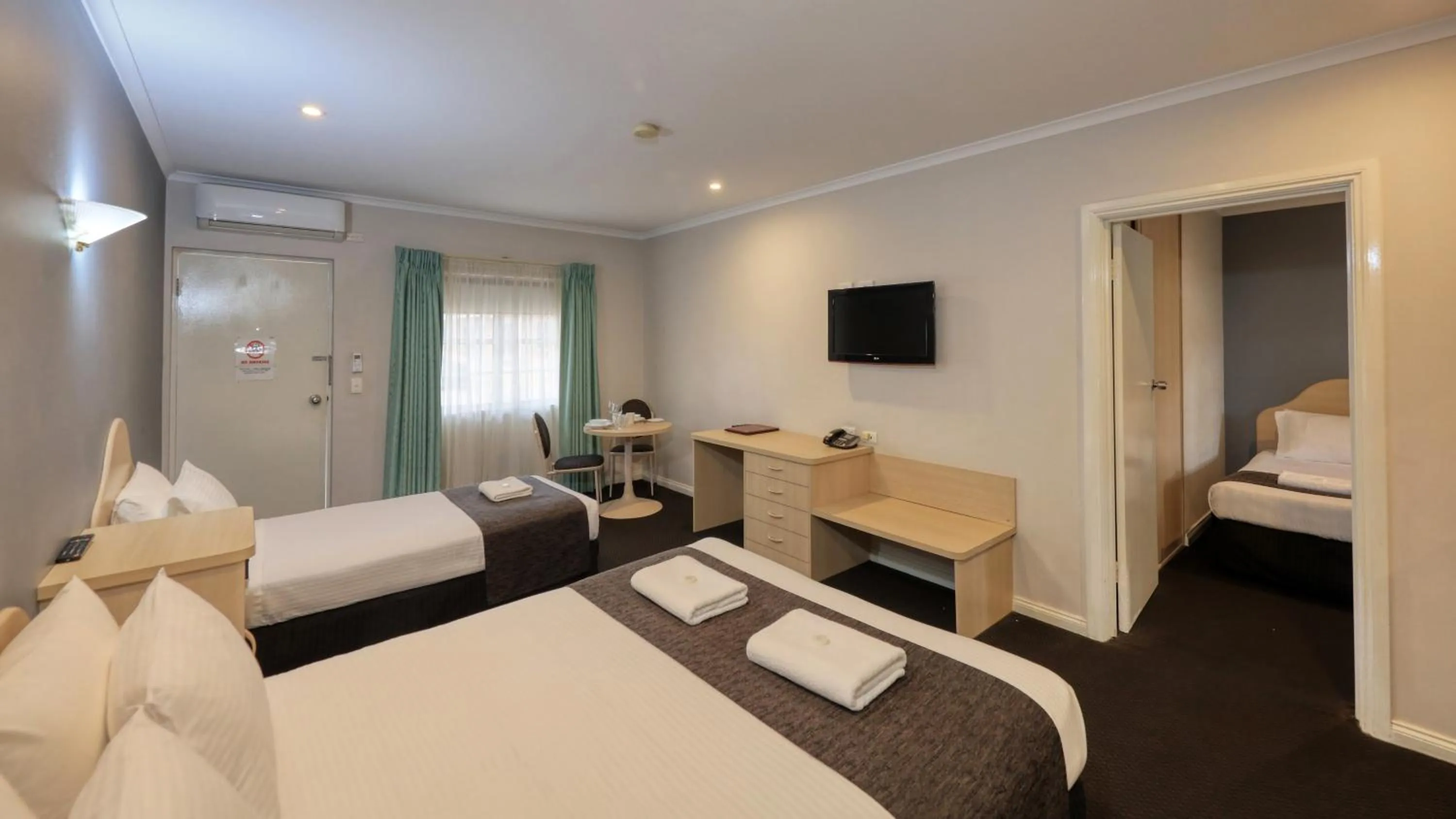 air conditioner, Bed in Charles Rasp Motor Inn & Cottages