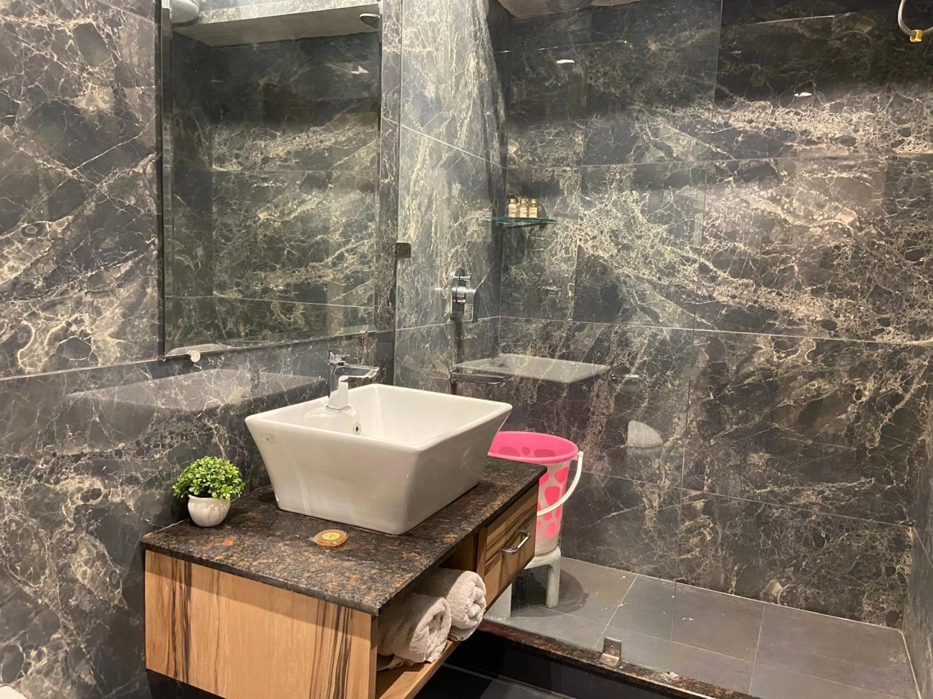 Bathroom in Hotel Exotic - 5 min walk from Golden Temple