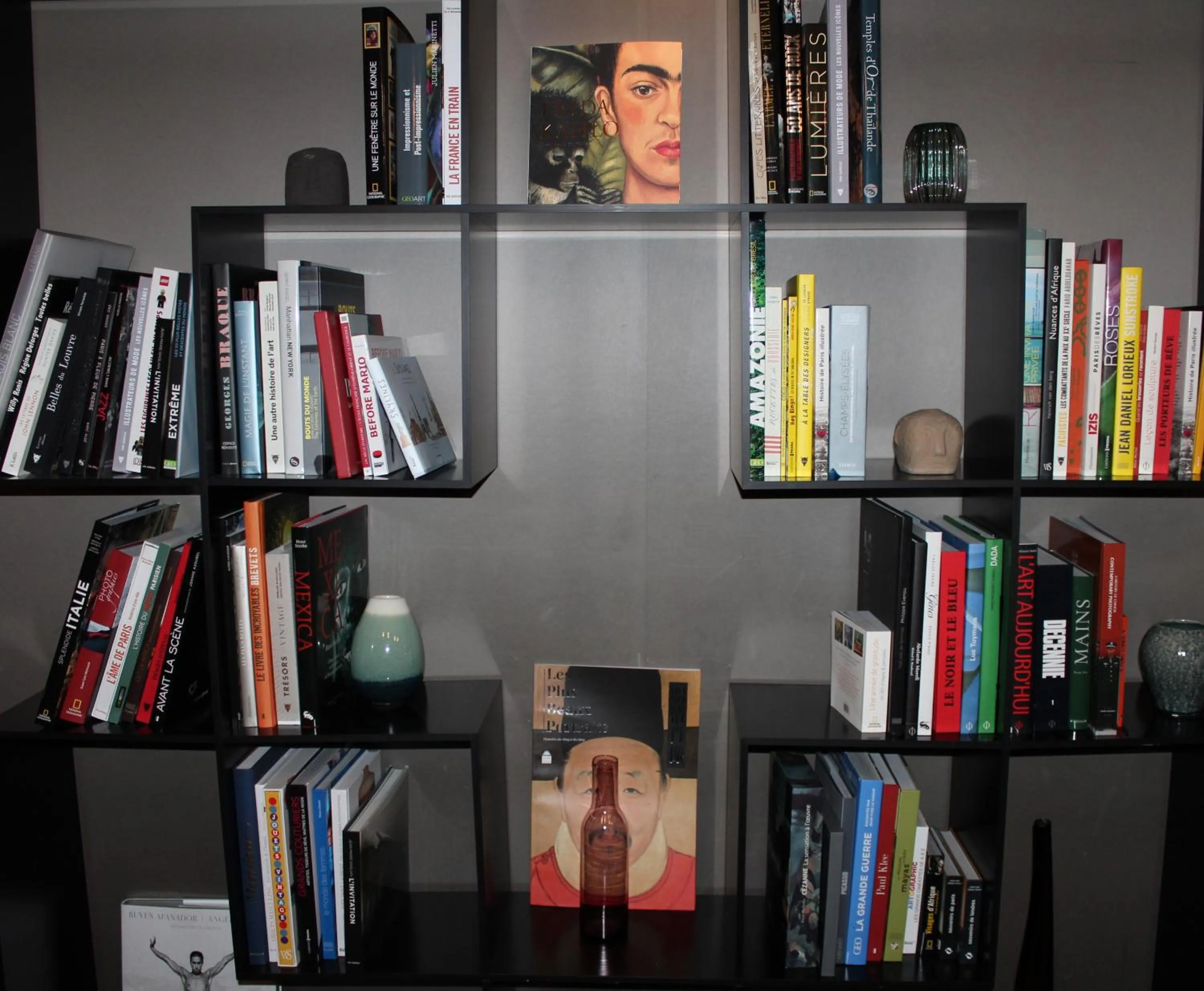 Library in Hôtel Bassano