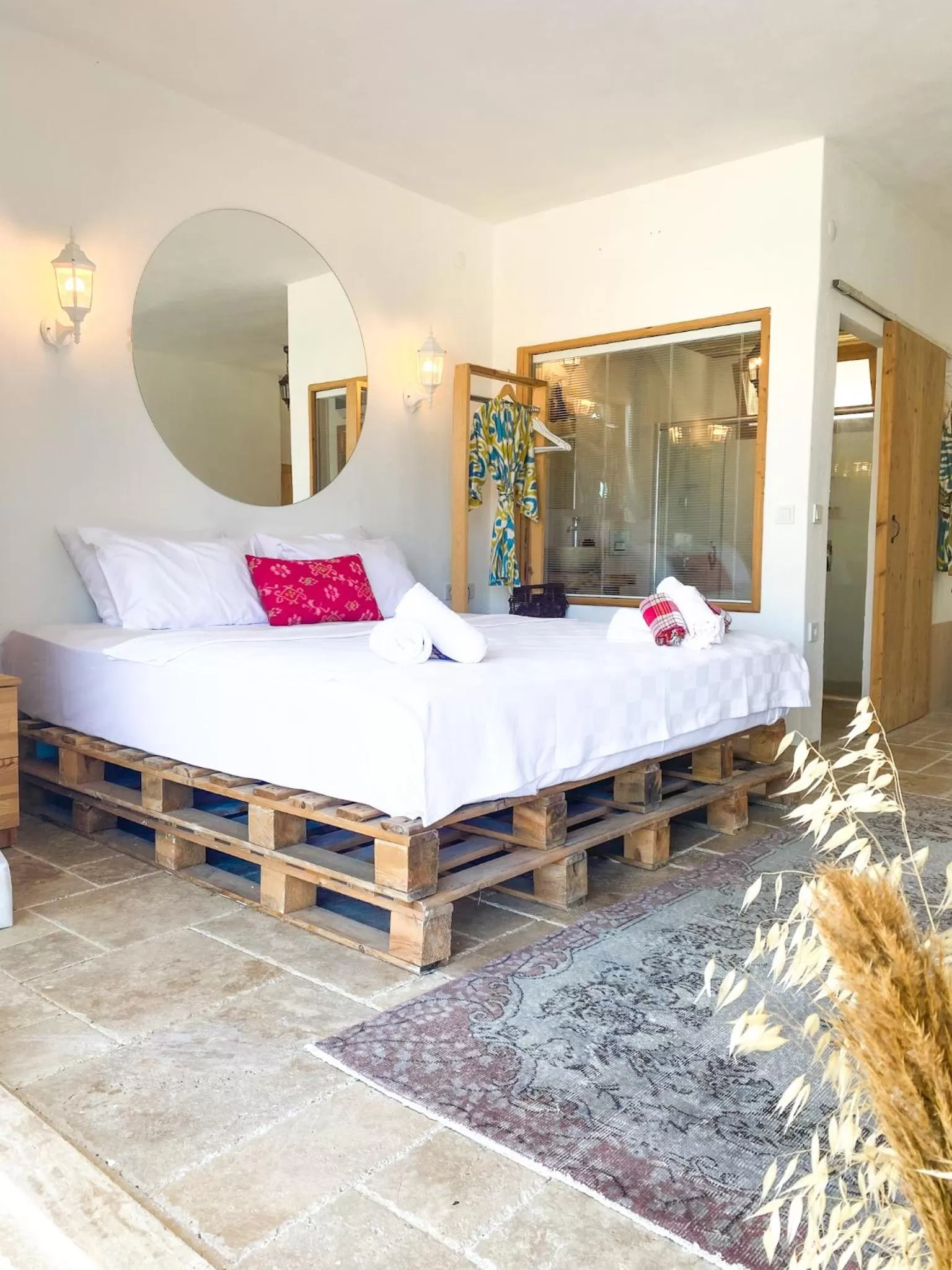 Photo of the whole room, Bed in Alaçatı Barbarossa Hotel