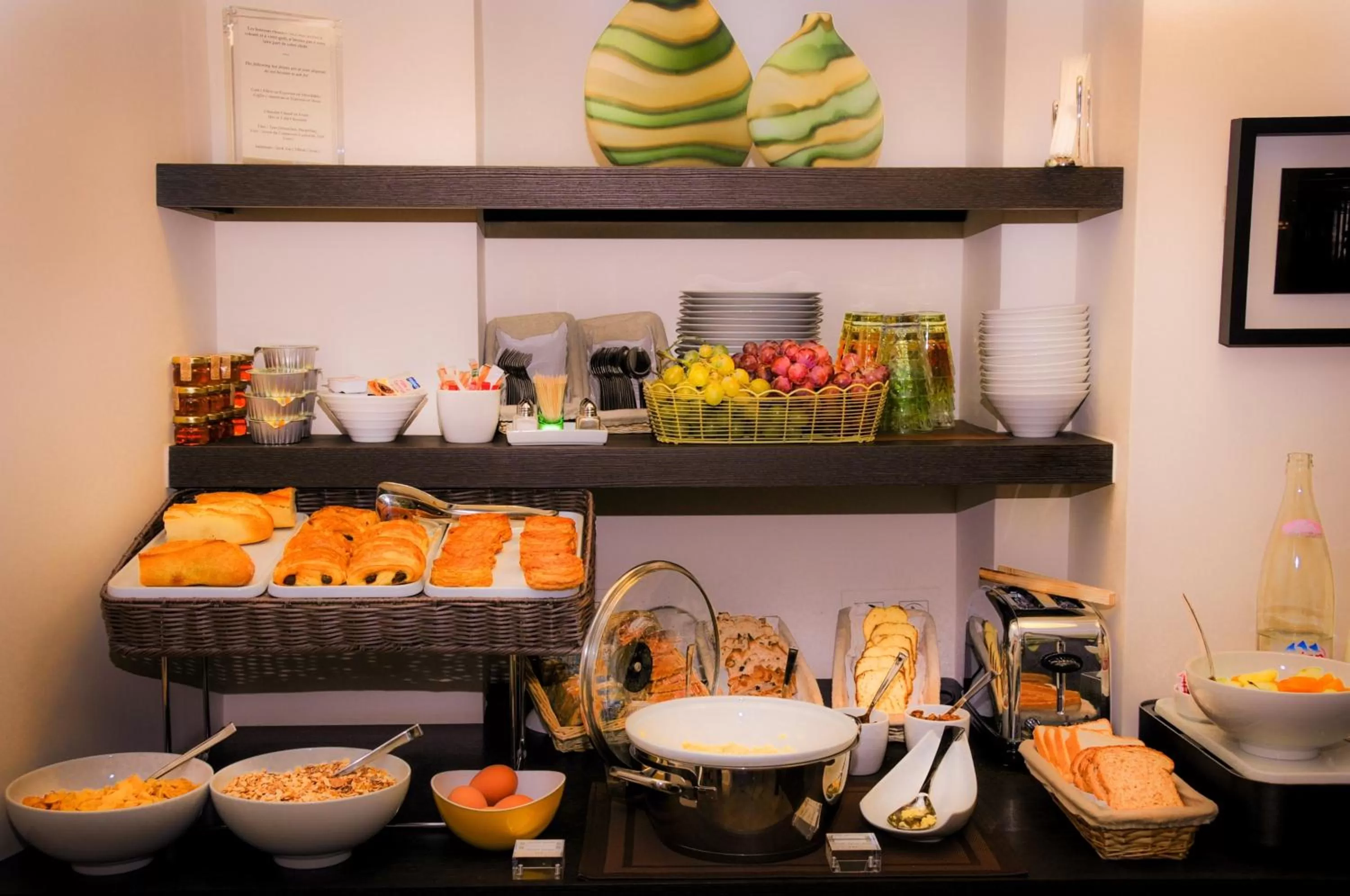 Restaurant/places to eat in Hôtel Marais Bastille