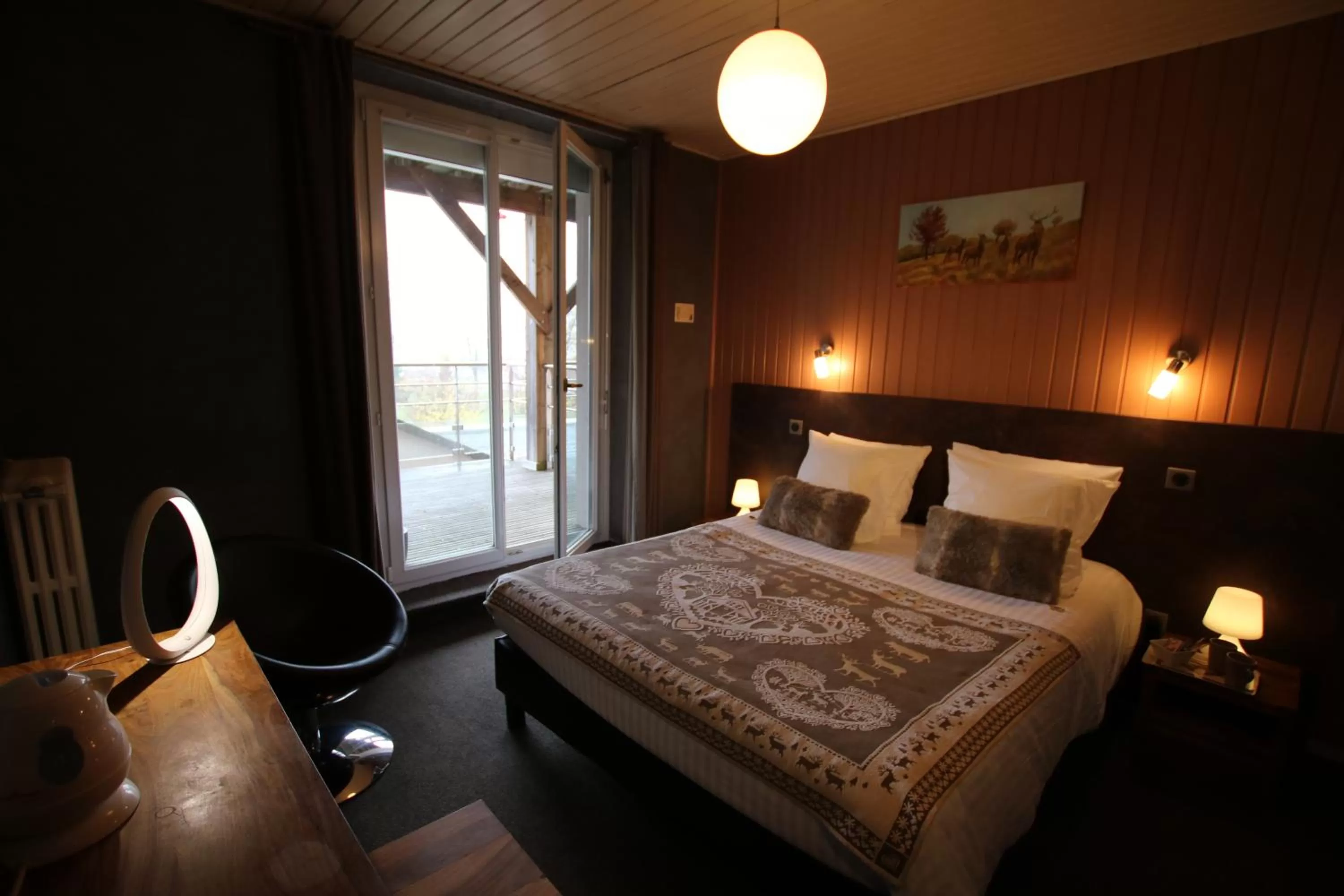 Photo of the whole room, Bed in Les Loges Du Parc