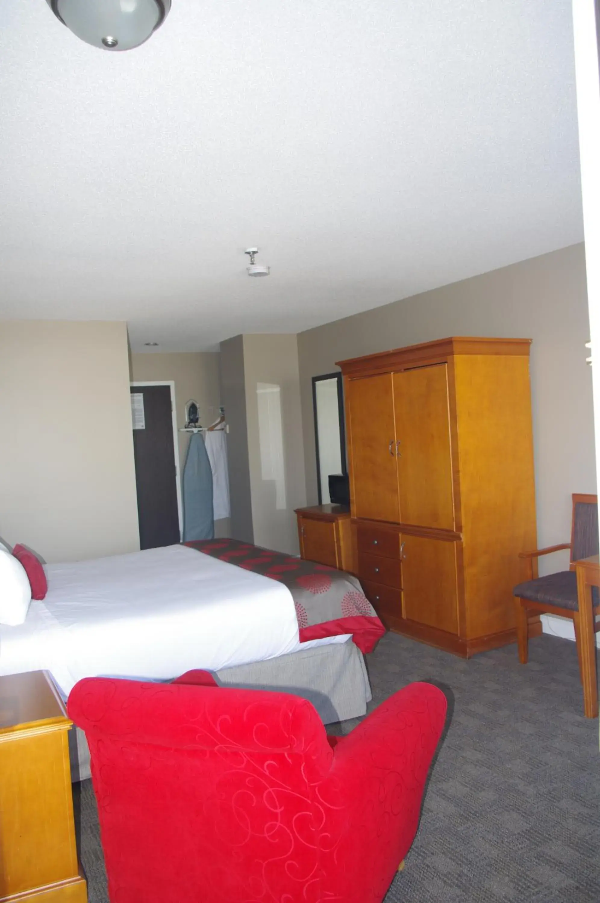 Deluxe Queen Studio Suite - Non-Smoking in South Hill Lodge Deluxe Queen Studio Suite - Non-Smoking in South Hill Lodge