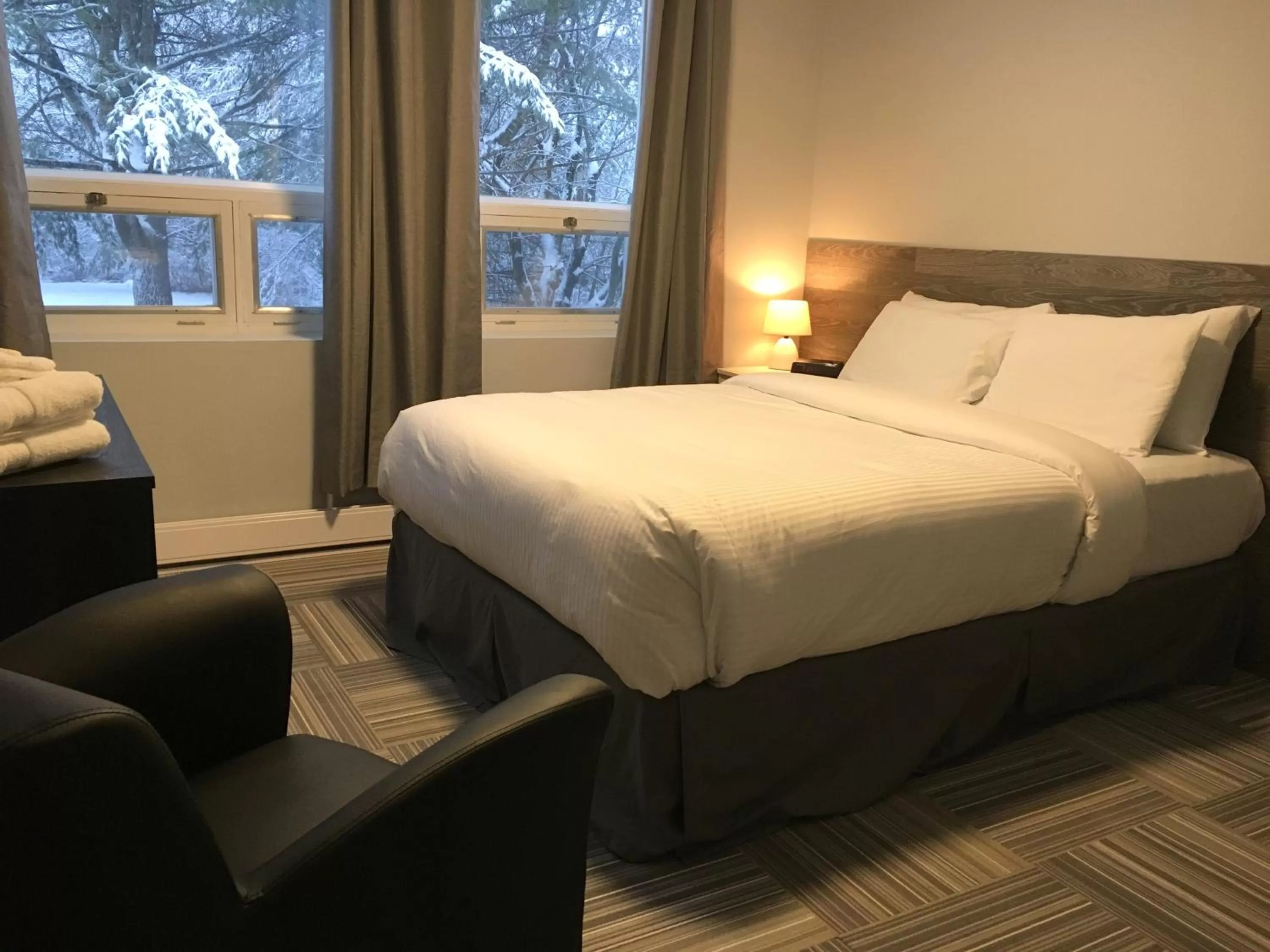 Photo of the whole room, Bed in Auberge Valcartier - Par Aneyro