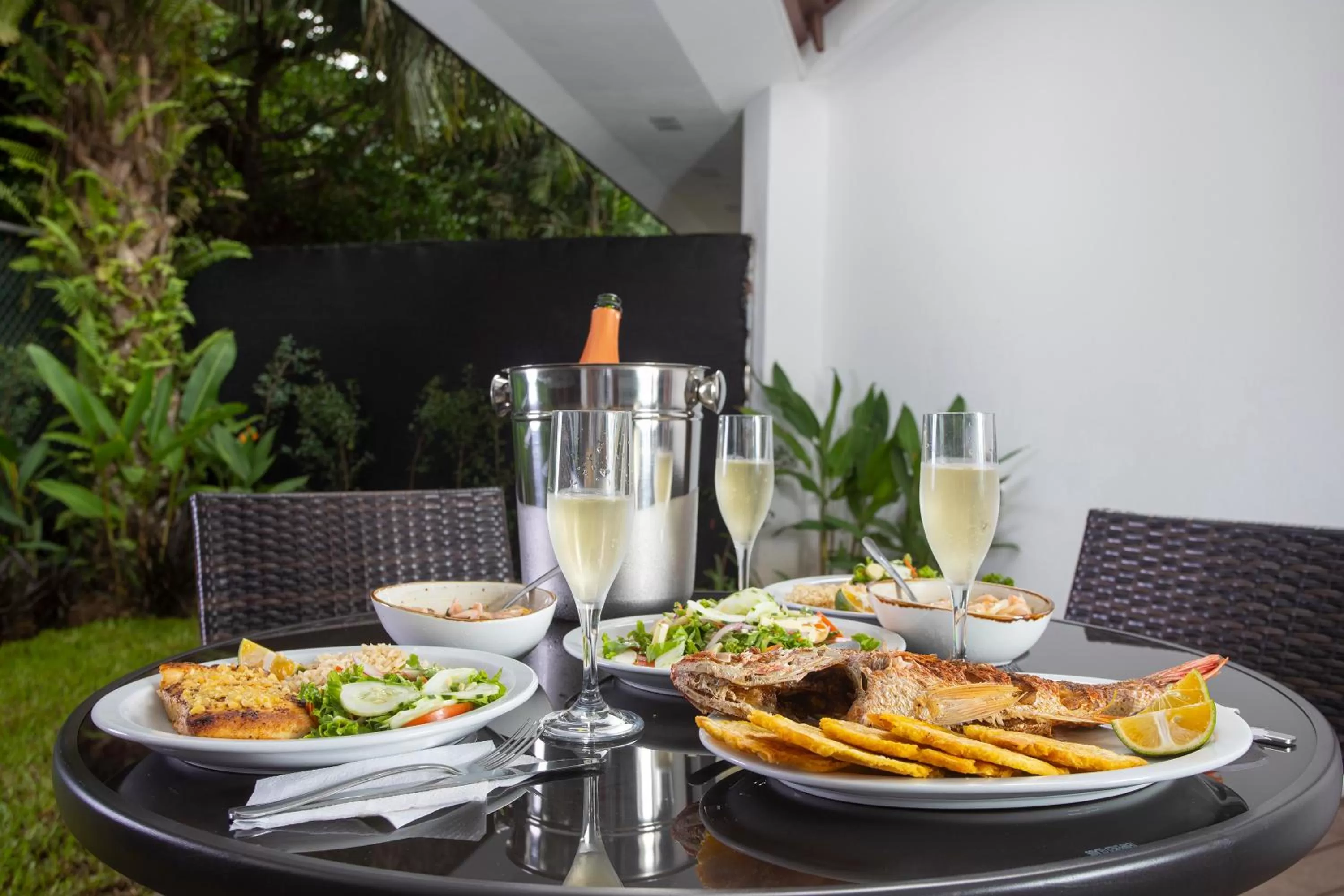 Restaurant/places to eat in Pumilio Mountain & Ocean Hotel