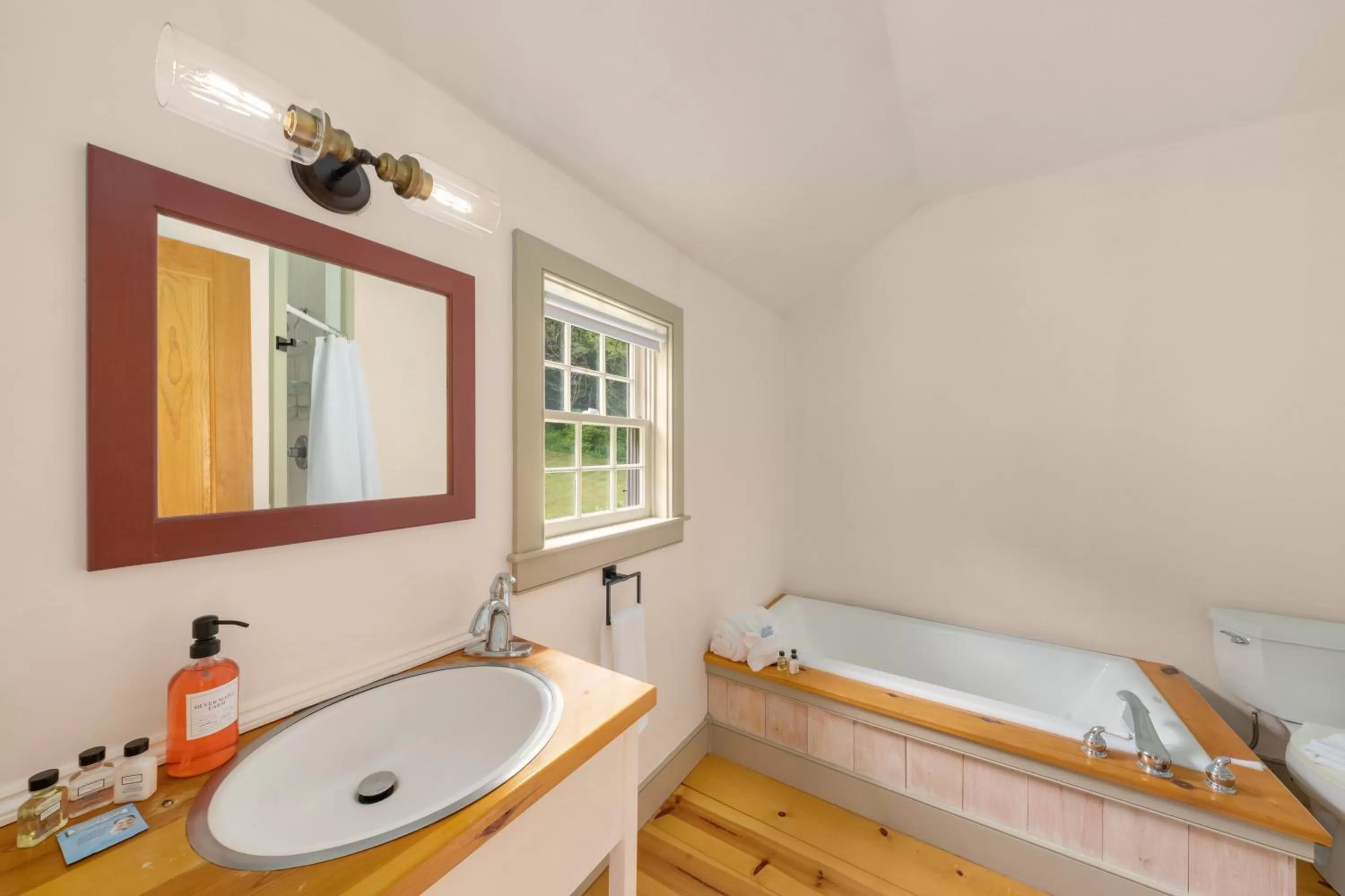 Bathroom, Bed in Inn at Silver Maple Farm