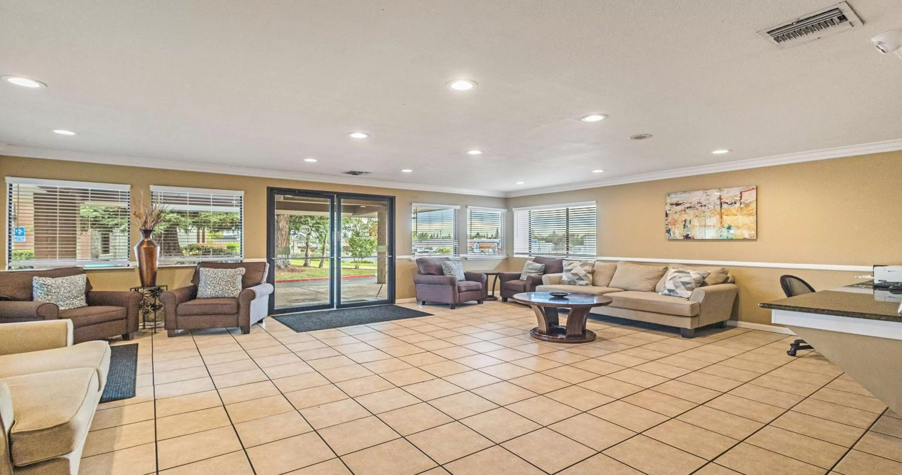 Lobby or reception in Best Western Roseville Inn