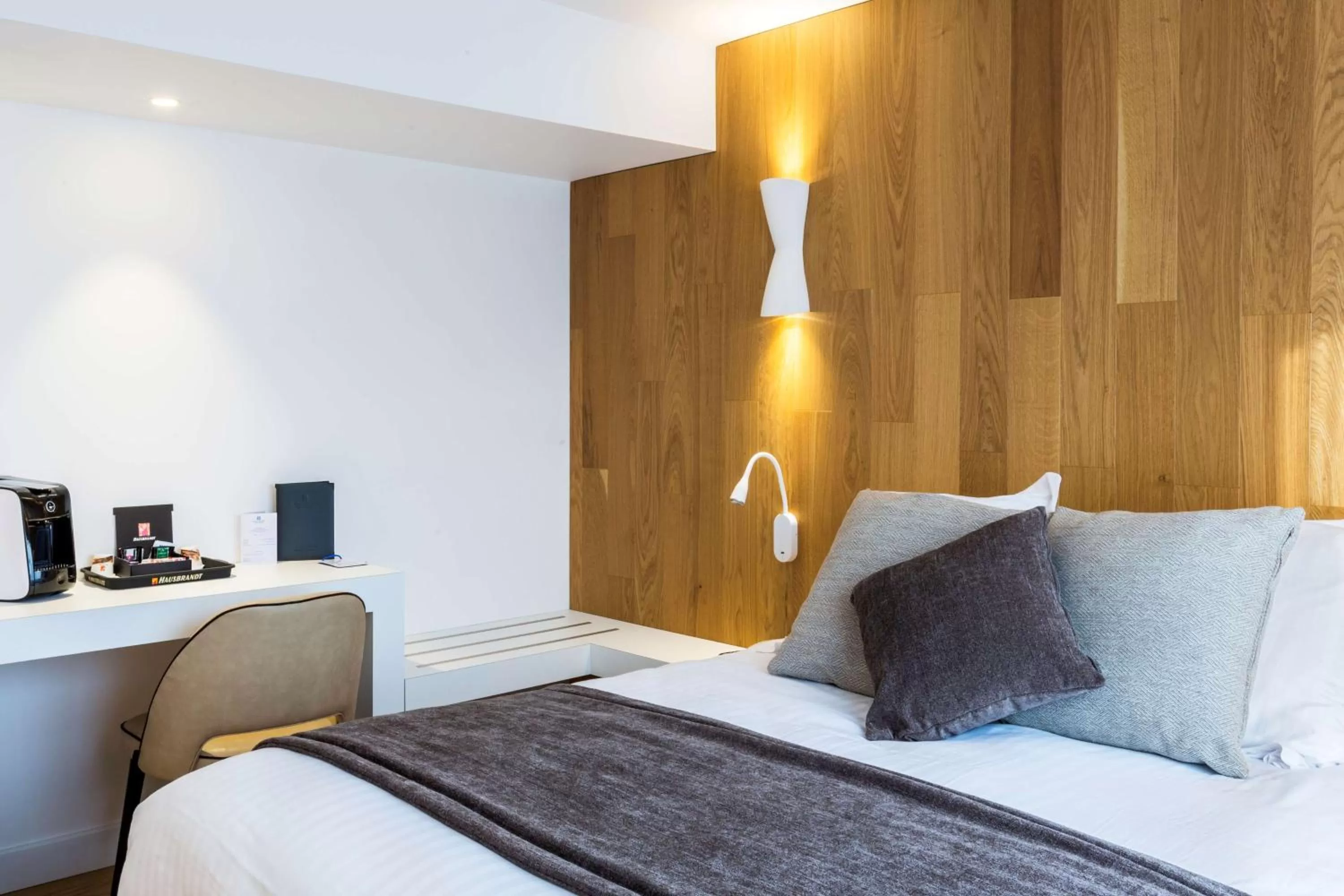 Photo of the whole room, Bed in Best Western L'Aquarium Arras Nord