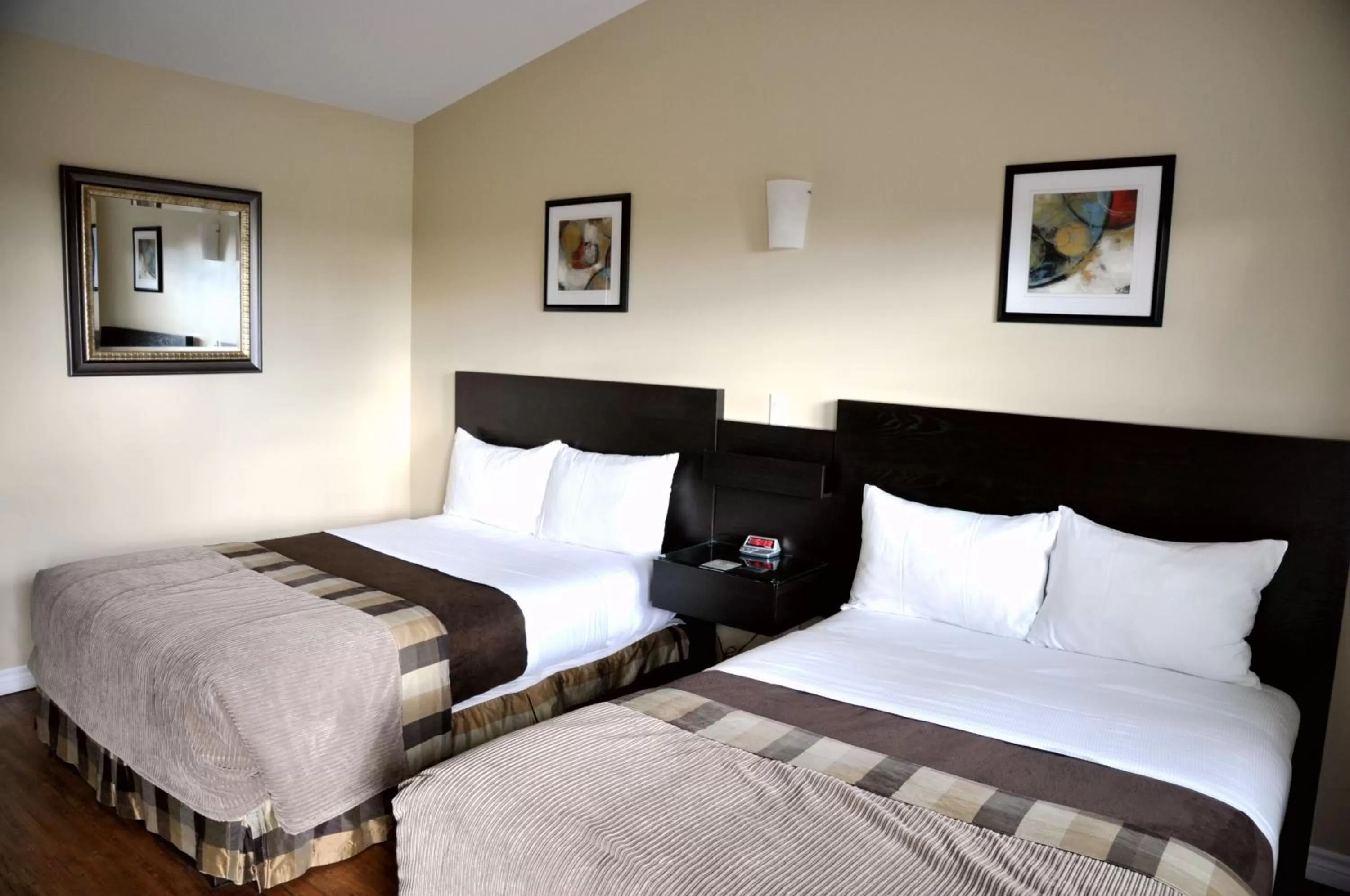 Photo of the whole room, Bed in Motel des Cèdres