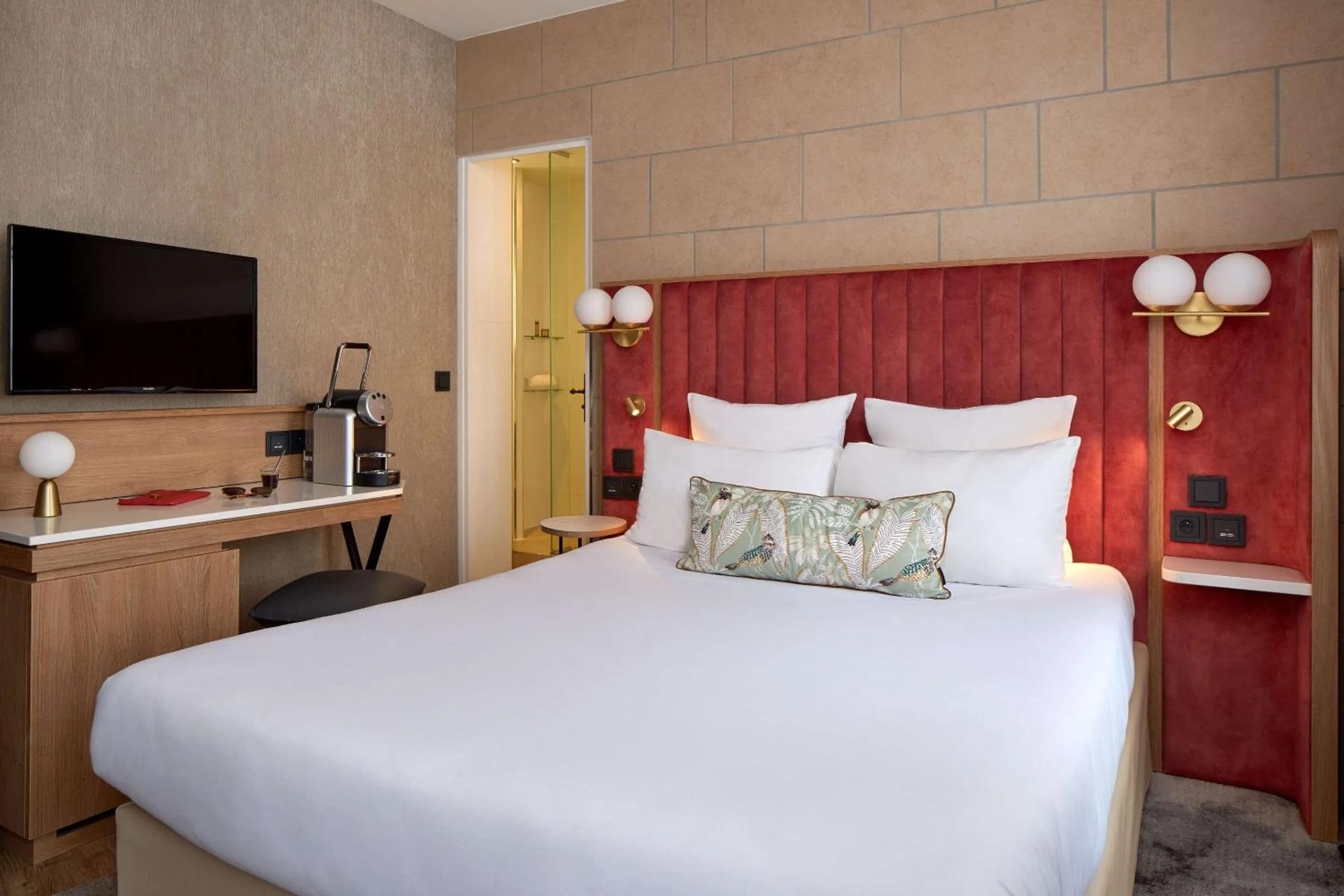 Bedroom, Bed in Best Western Saint-Louis - Grand Paris - Vincennes