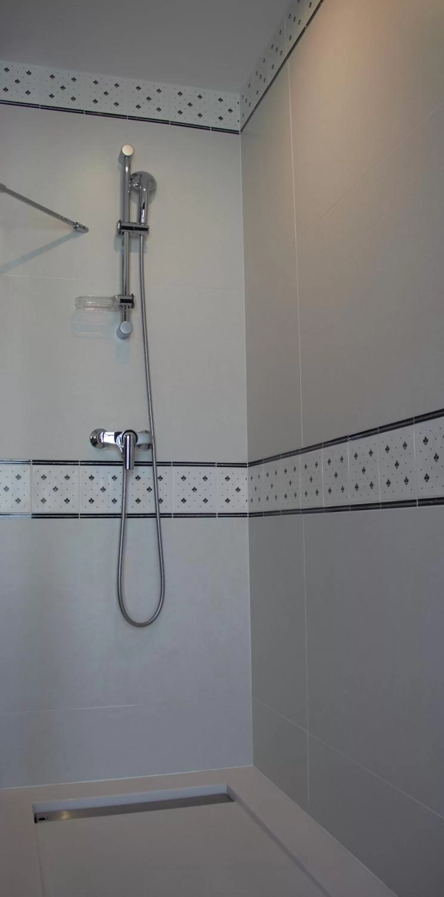 Shower in ibis Styles Dinan Centre Ville