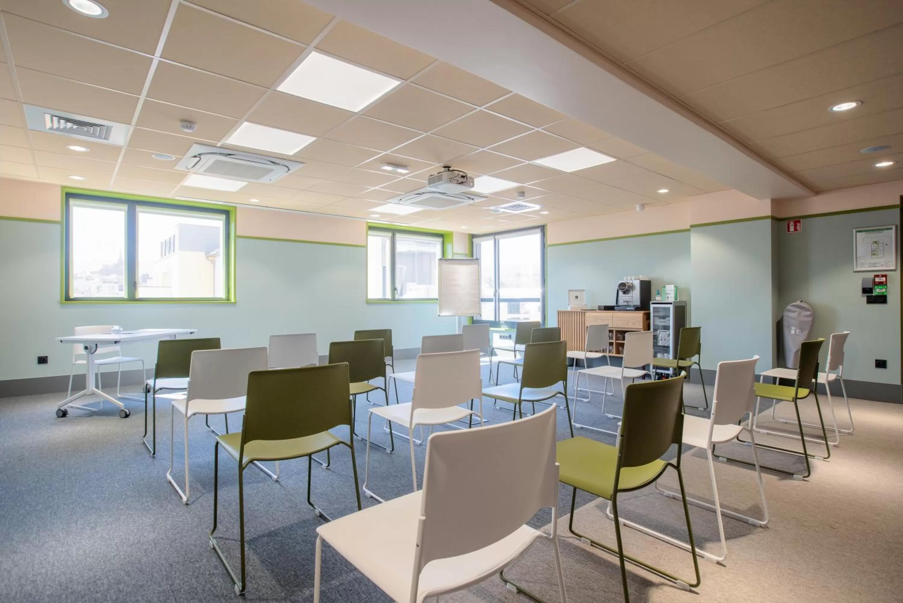 TV and multimedia in Aiden by Best Western Clermont-Ferrand Hotel & Spa