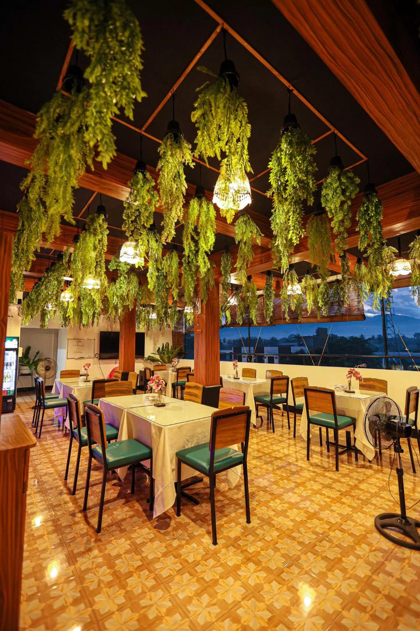 Restaurant/places to eat in Kingswick Residences & Lodge