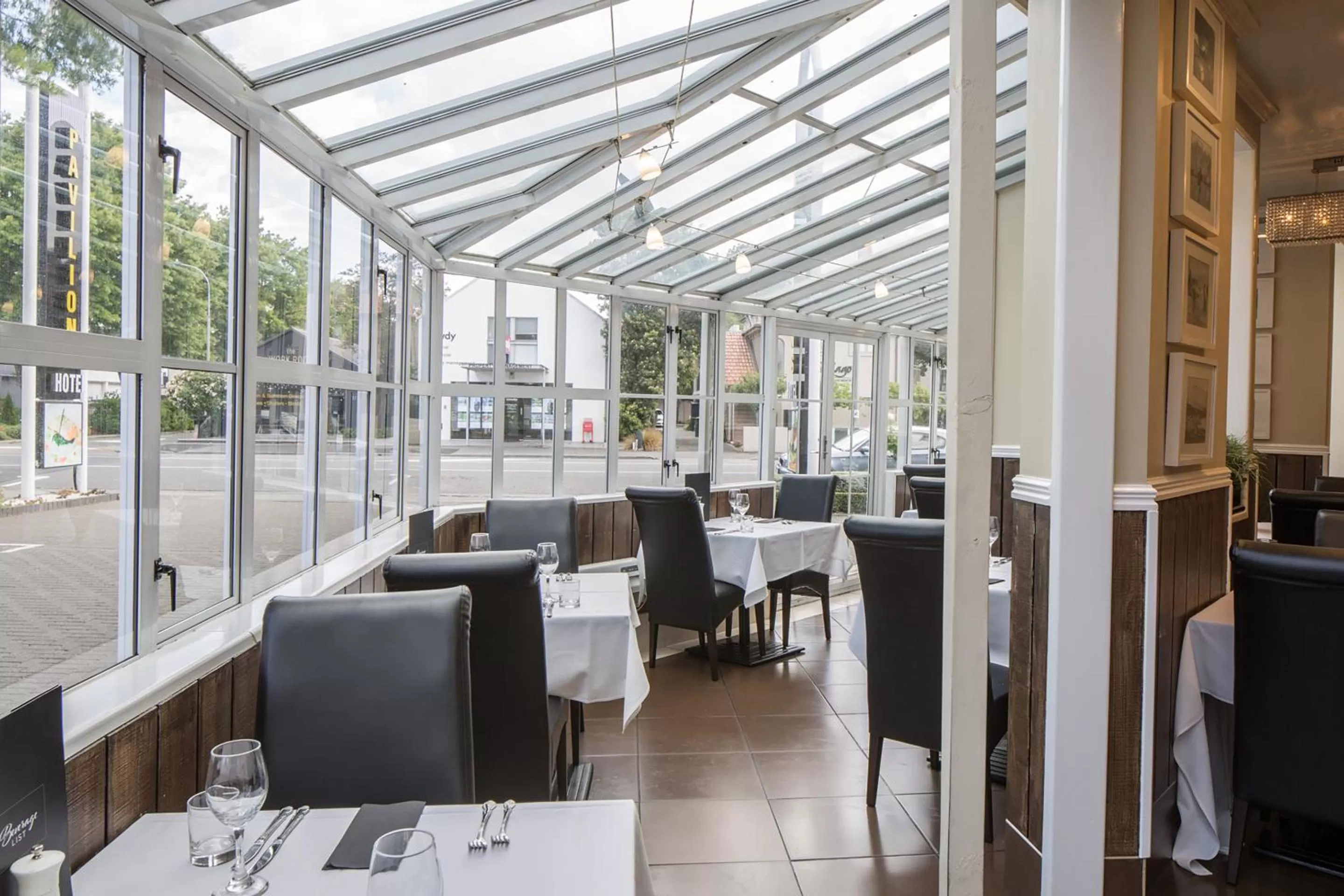 Restaurant/places to eat in Pavilions Hotel