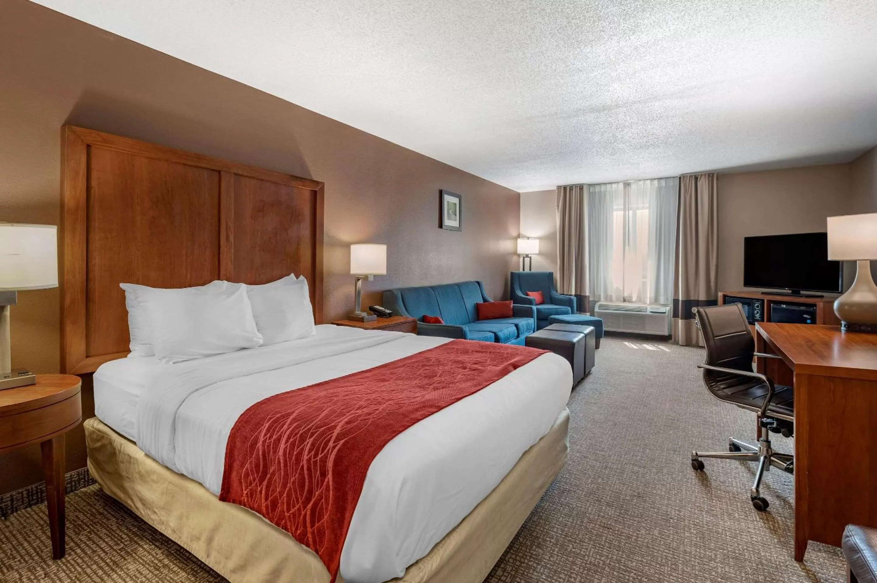 Photo of the whole room, Bed in Comfort Inn & Suites Lawrenceburg