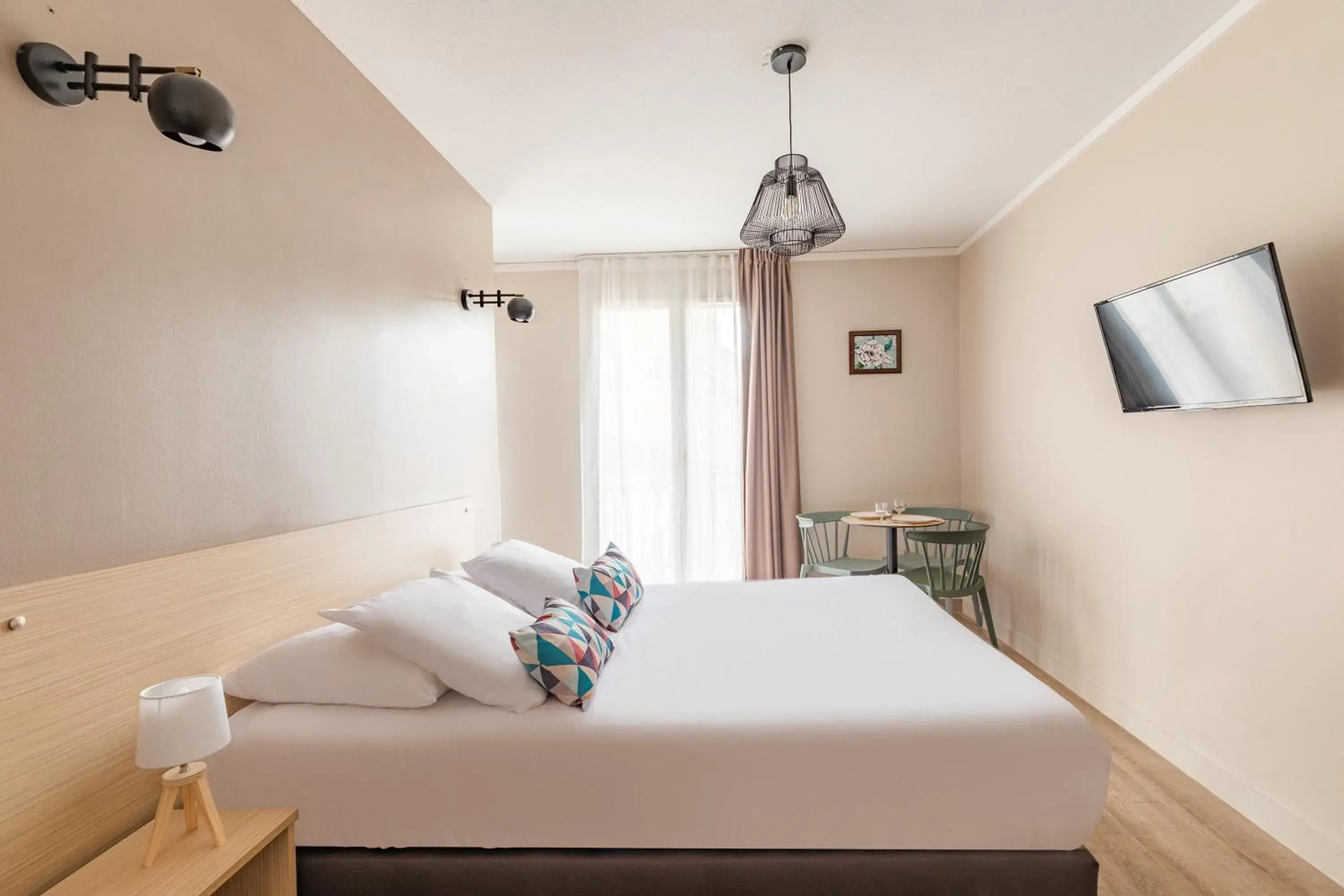 Large Triple Studio (1 Double Bed and 1 Single bed) in Appart'City Agen Large Triple Studio (1 Double Bed and 1 Single bed) in Appart'City Agen