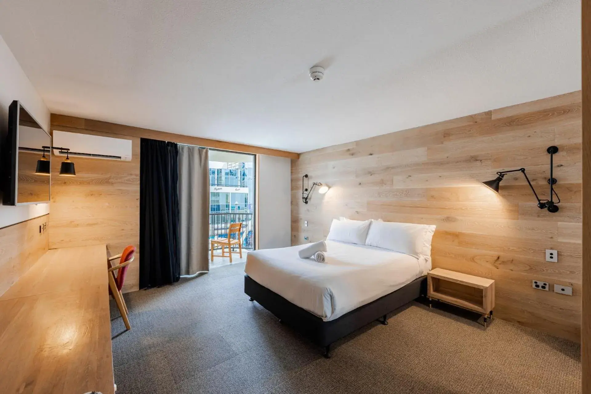 Deluxe Double Room with Balcony in Bunk Surfers Paradise International Backpacker Hostel Deluxe Double Room with Balcony in Bunk Surfers Paradise International Backpacker Hostel