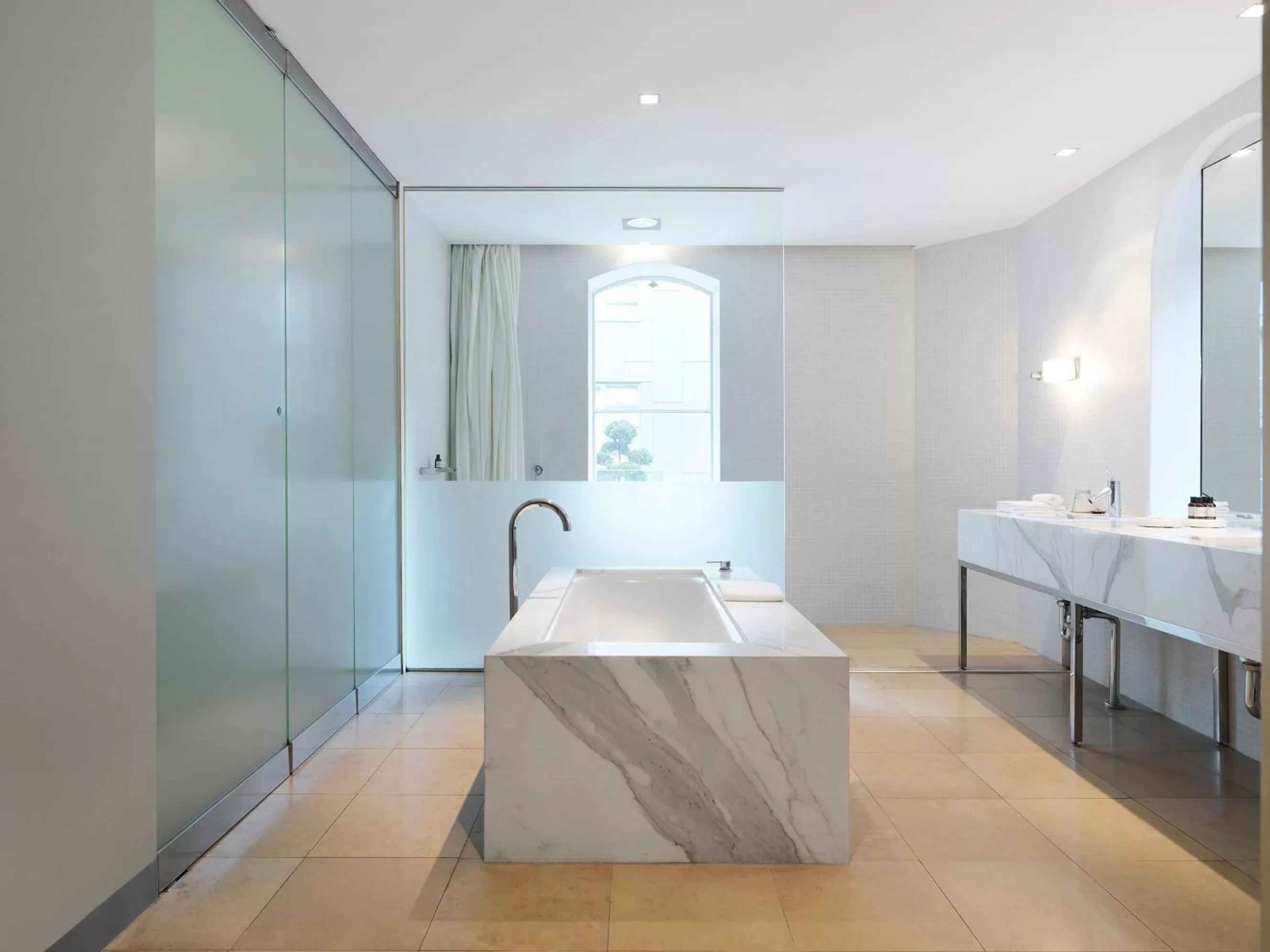 Bathroom, Bed in Establishment Hotel