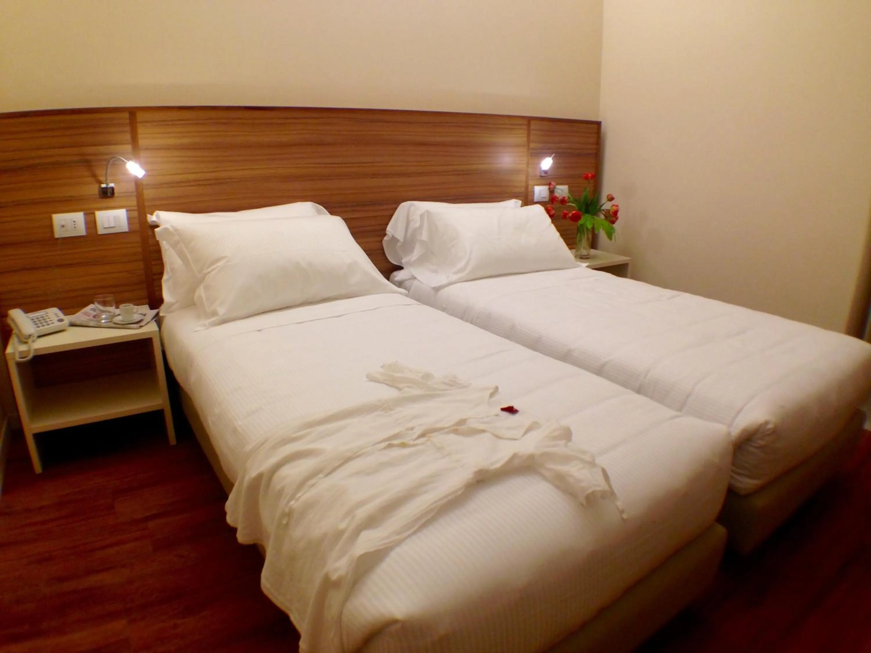 Shower, Bed in Hotel Forum