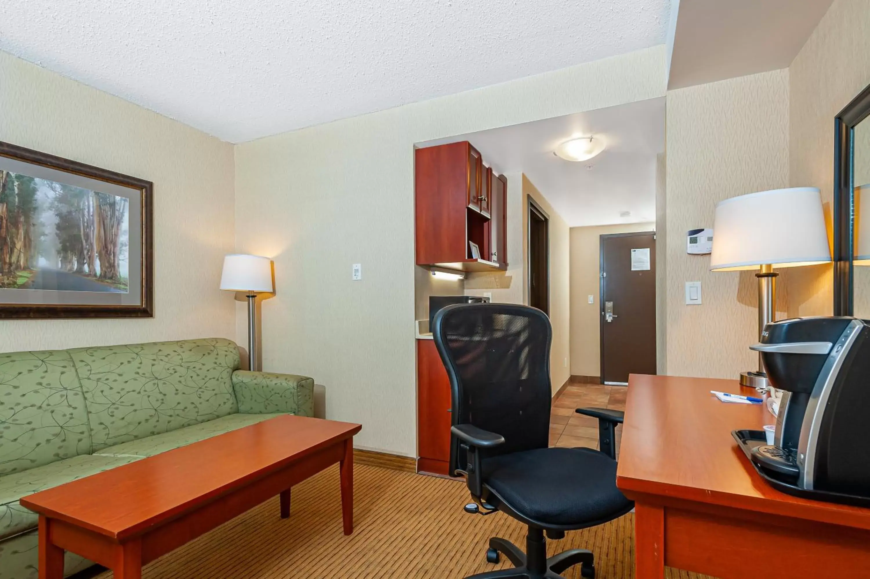 King Suite with Sofa Bed in Holiday Inn Express Hotel & Suites Clarington - Bowmanville by IHG King Suite with Sofa Bed in Holiday Inn Express Hotel & Suites Clarington - Bowmanville by IHG
