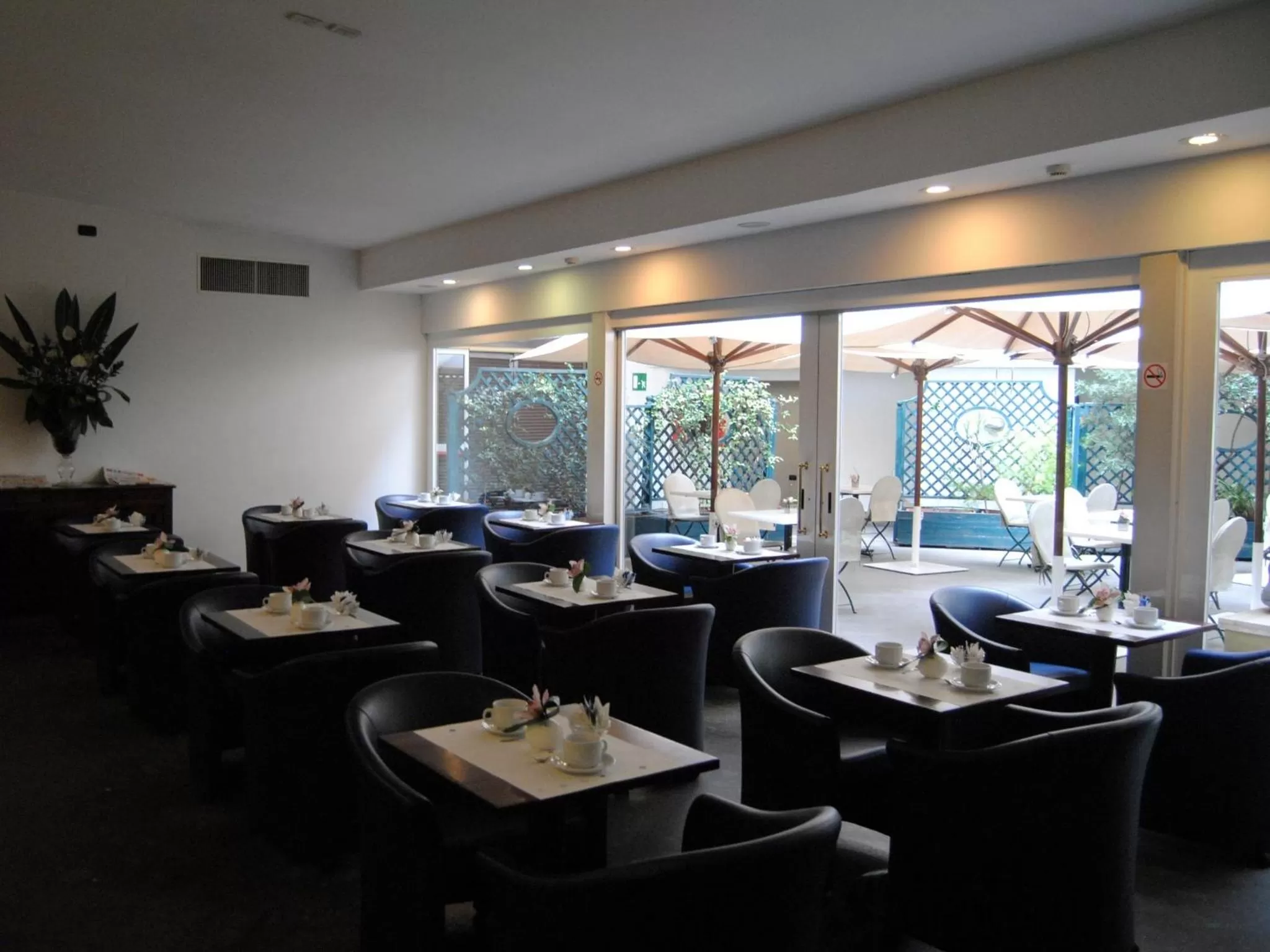 Restaurant/places to eat in Hotel Diplomatic