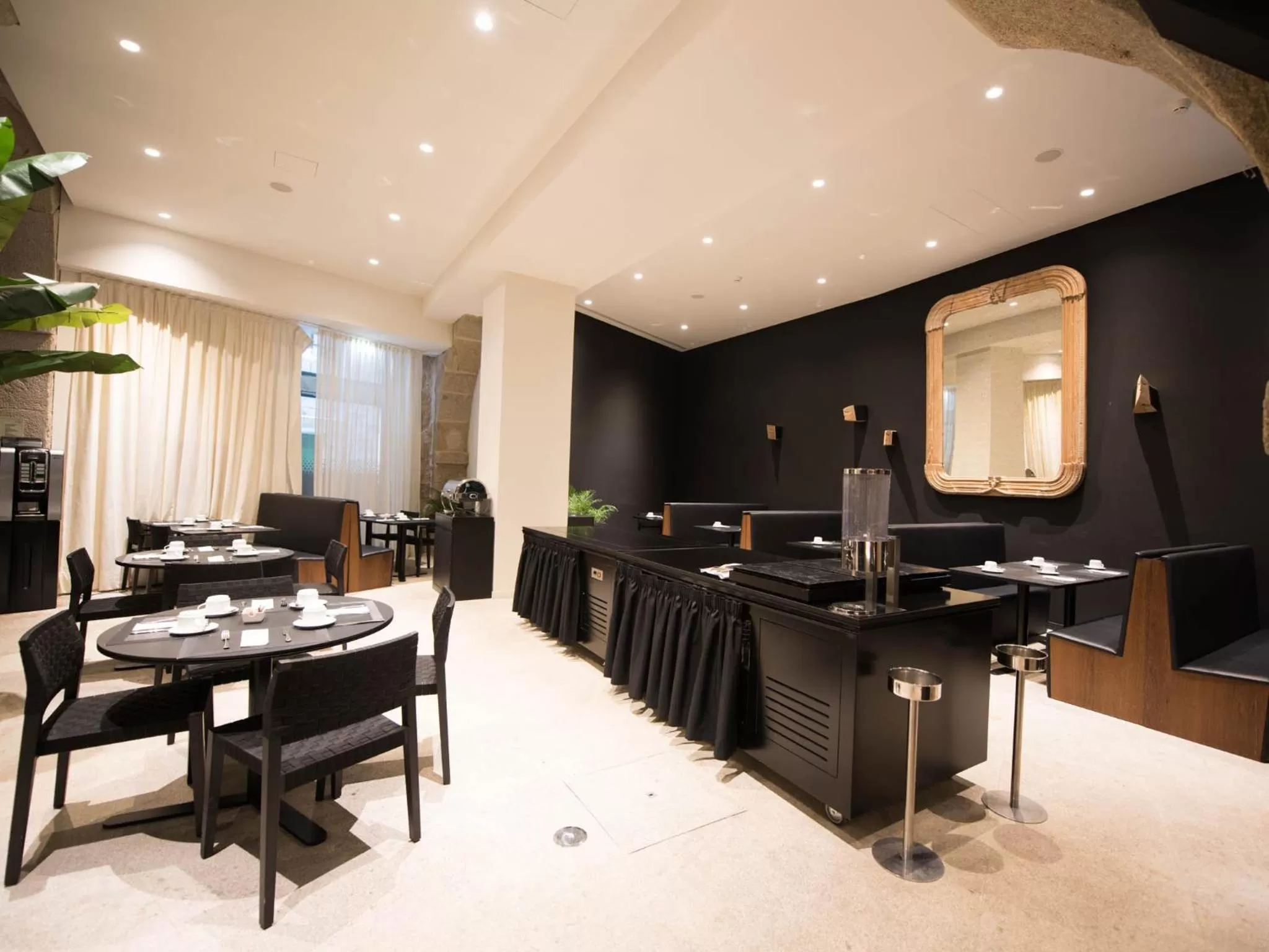 Restaurant/places to eat in Hotel Carris Porto Ribeira