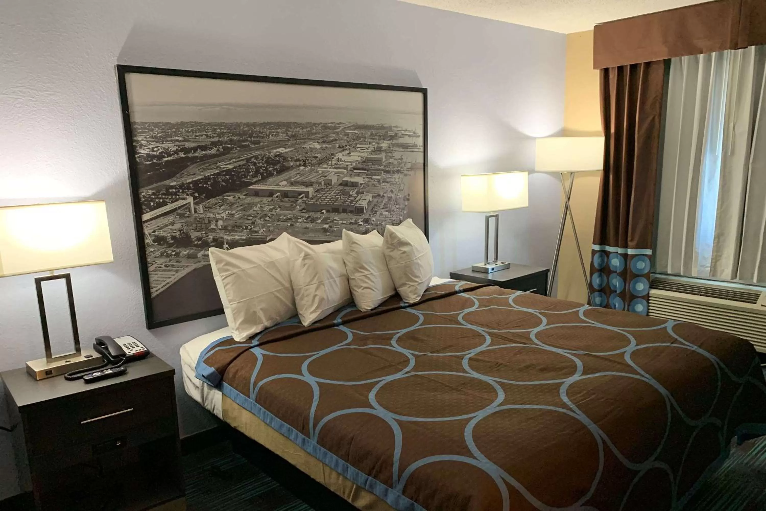 Photo of the whole room, Bed in Super 8 by Wyndham Newport News