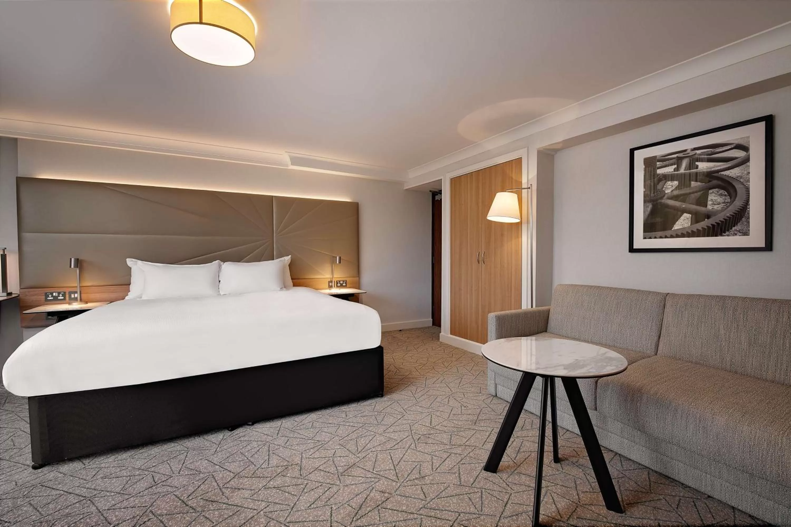 Living room, Bed in Hilton Birmingham Metropole Hotel