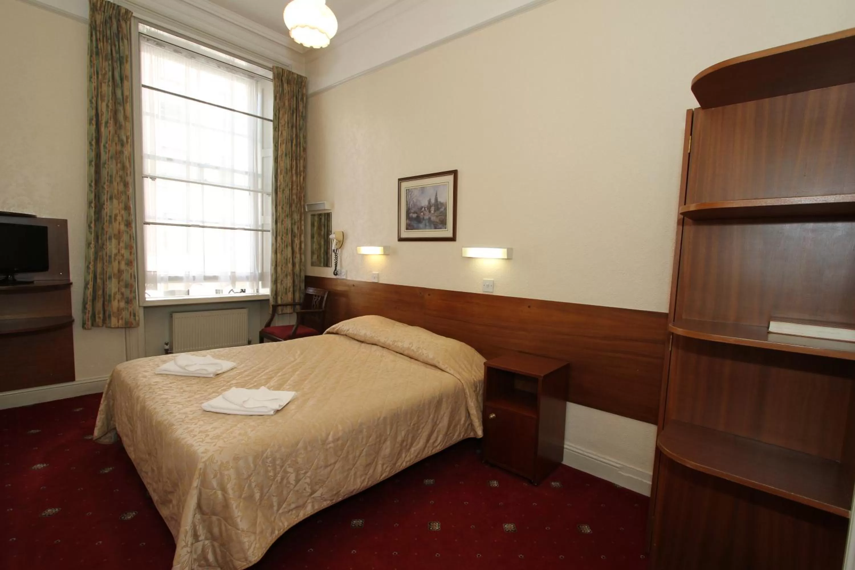 Bedroom, Bed in Ridgemount Hotel