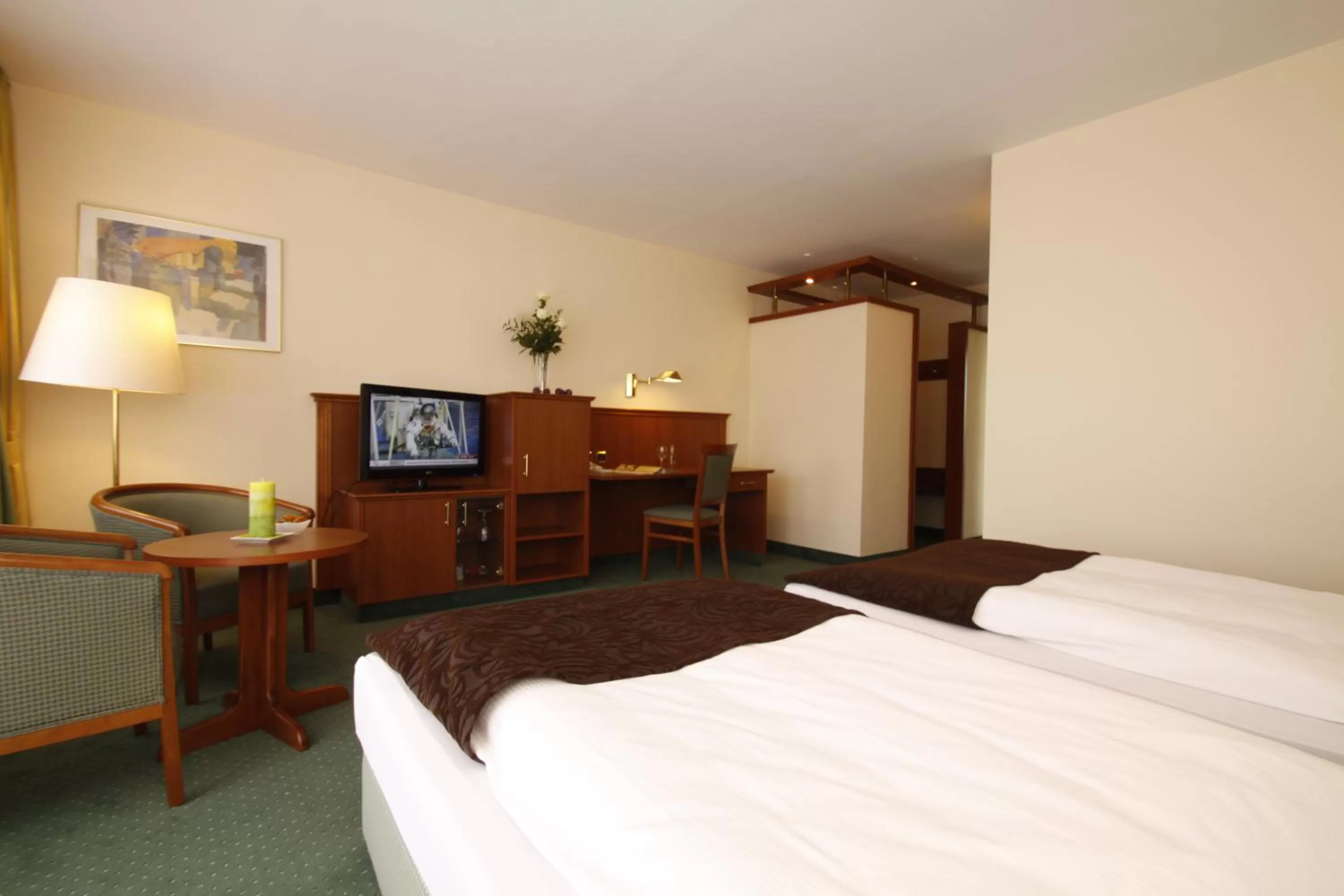 Photo of the whole room, Bed in Hotel Kaiserhof Wesel