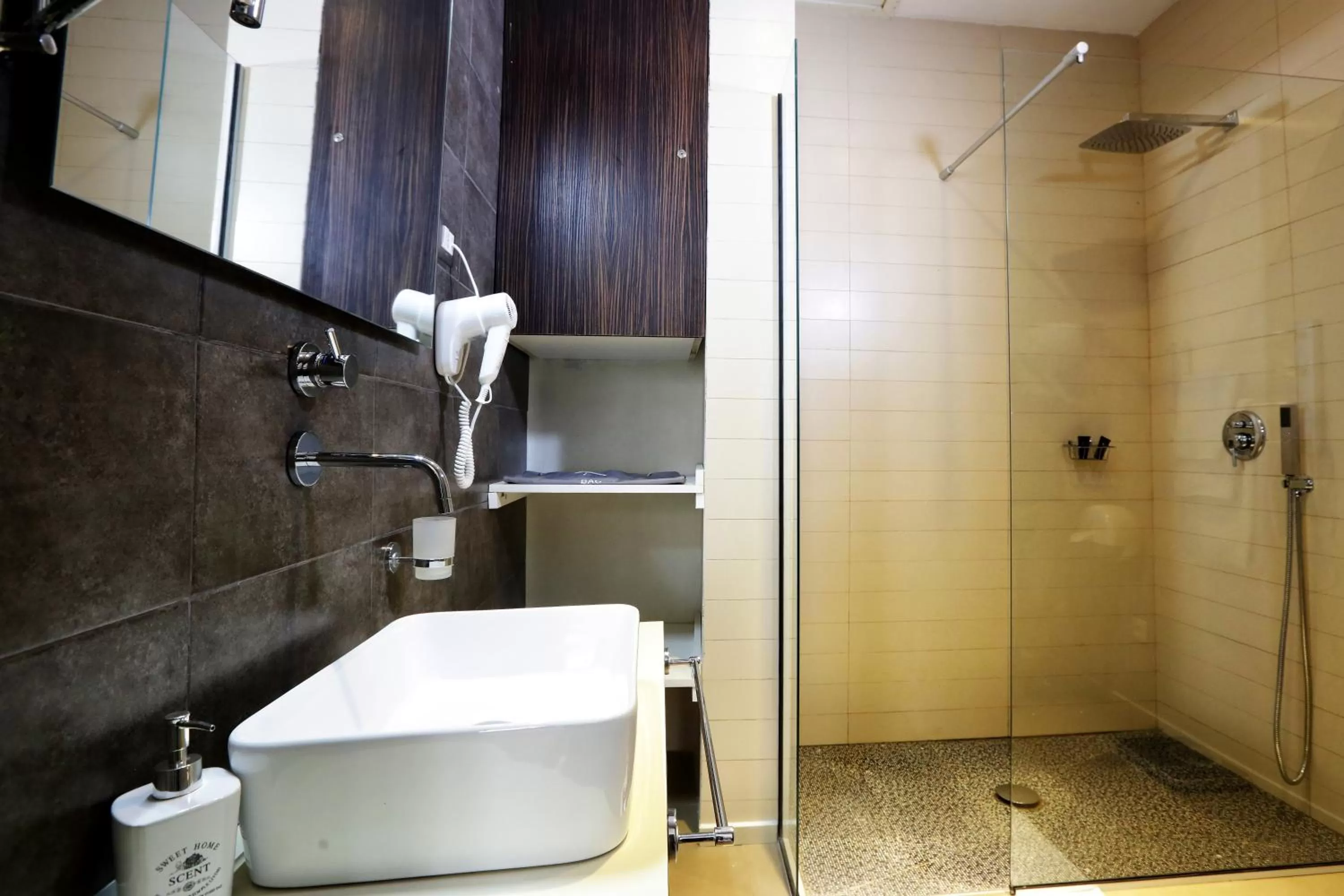 Shower in Hotel La Villette