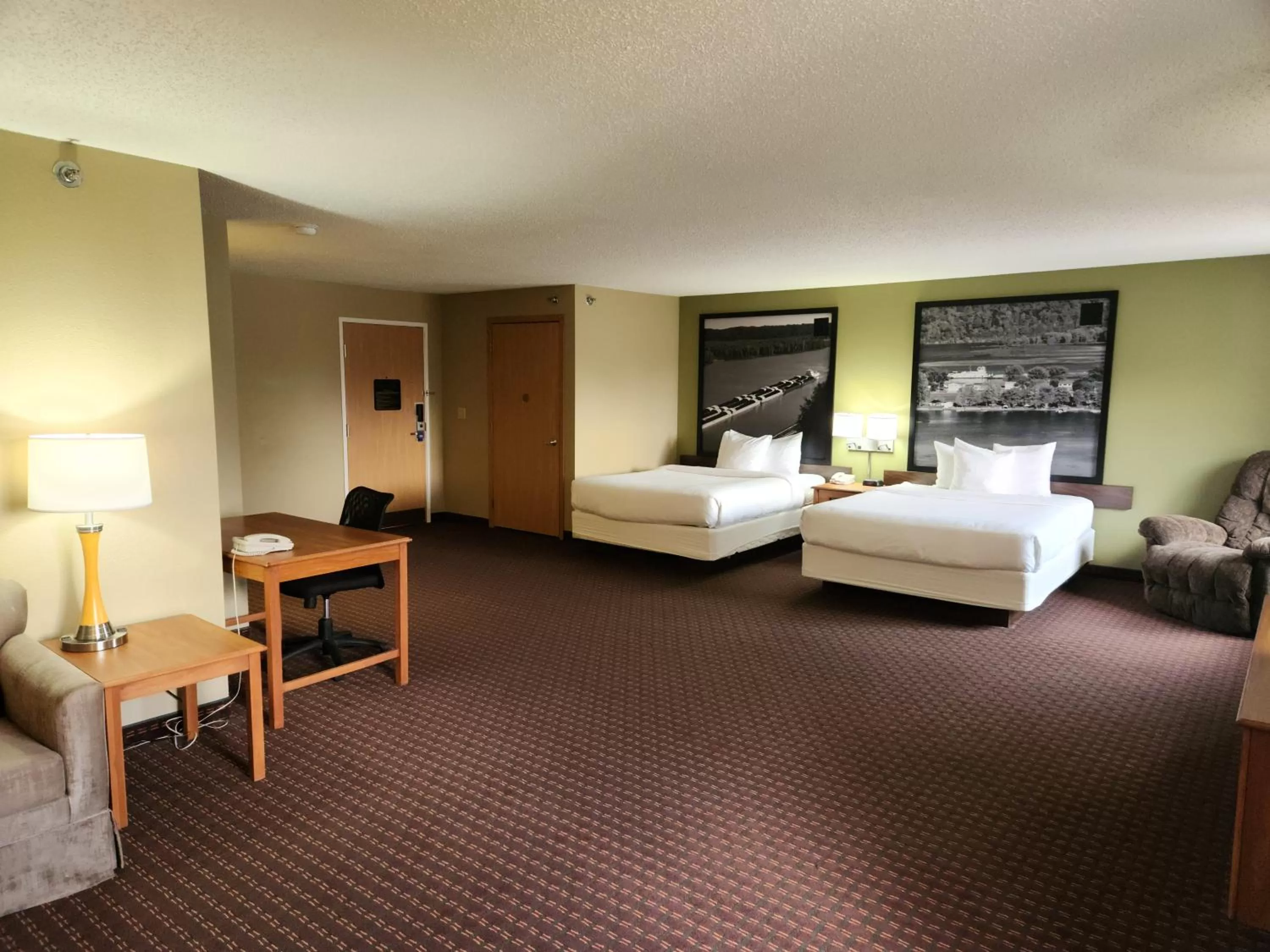 Superior Queen Room in Eagle Ridge Inn