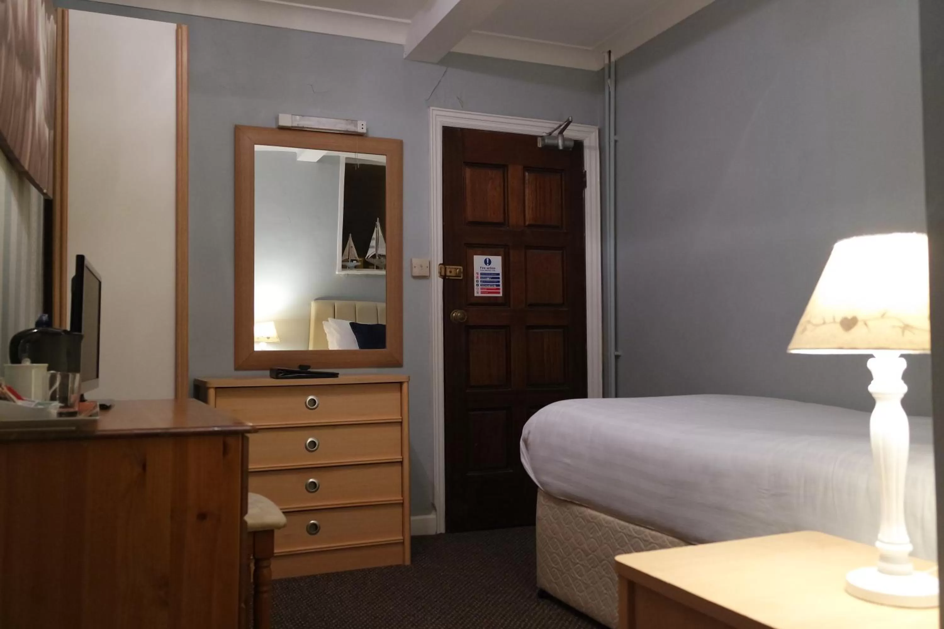 Bedroom, Bed in Gable End Hotel