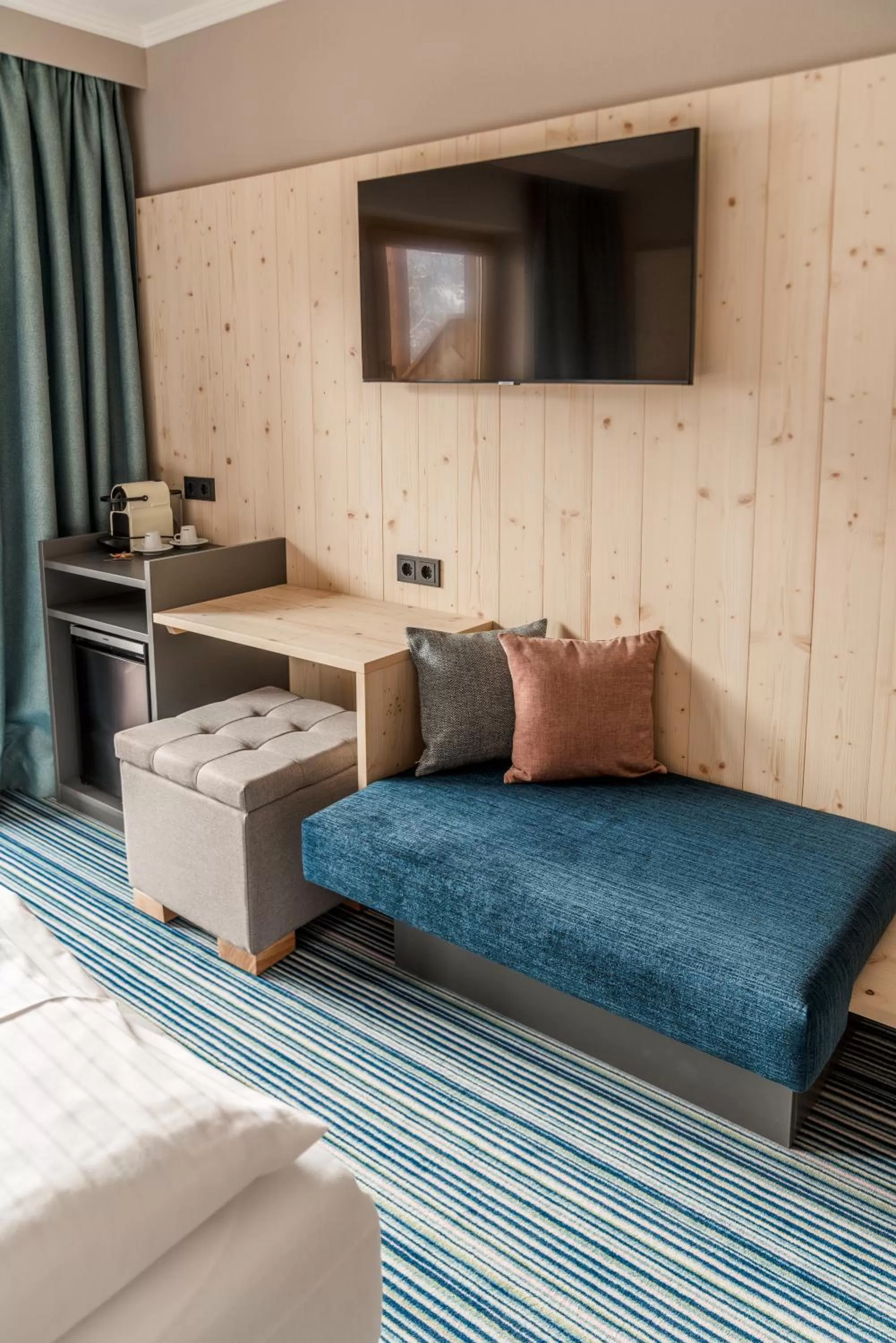 Seating area, Bed in Ferienalm Panorama Hotel