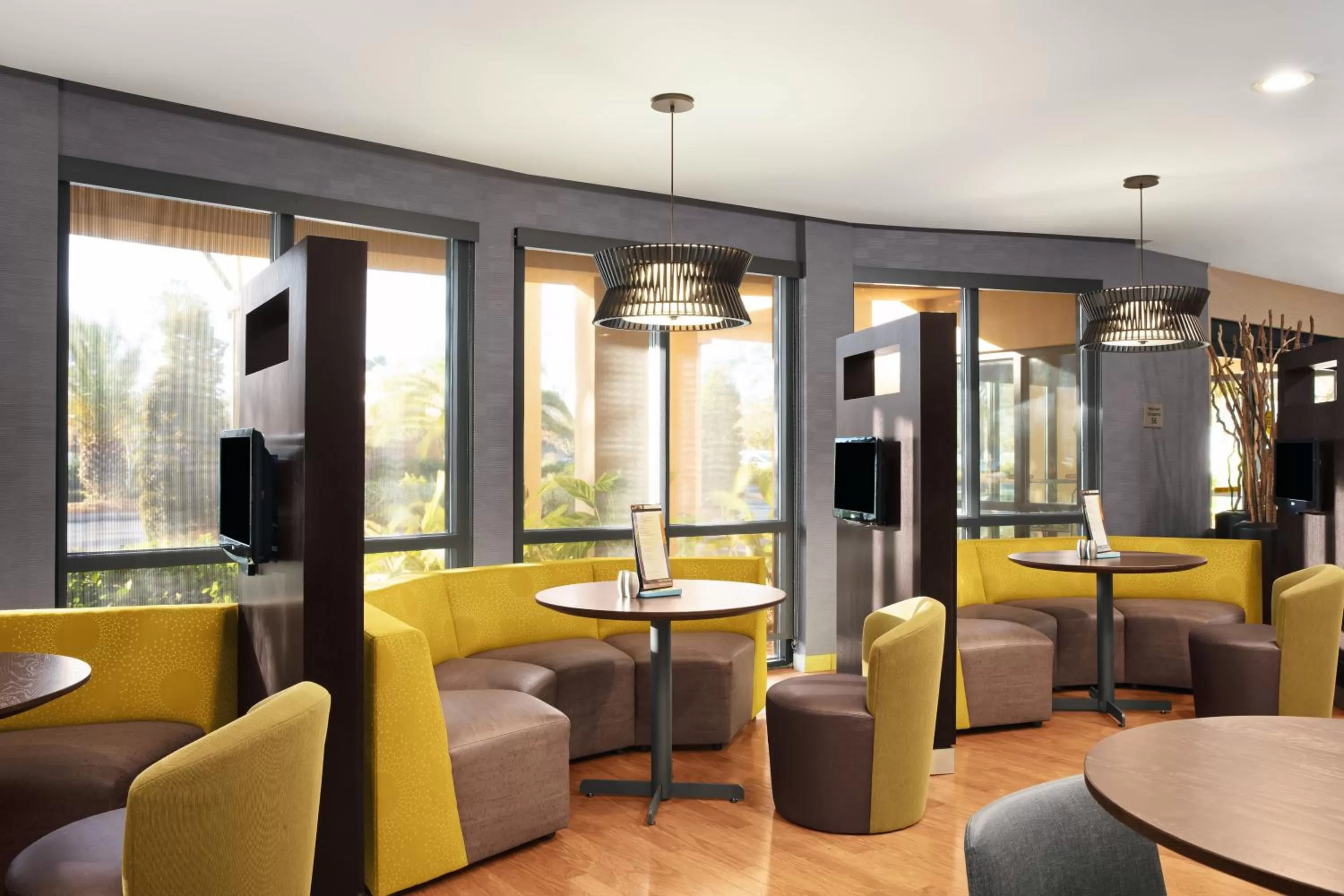 Communal lounge/ TV room in Courtyard by Marriott St. Augustine I-95