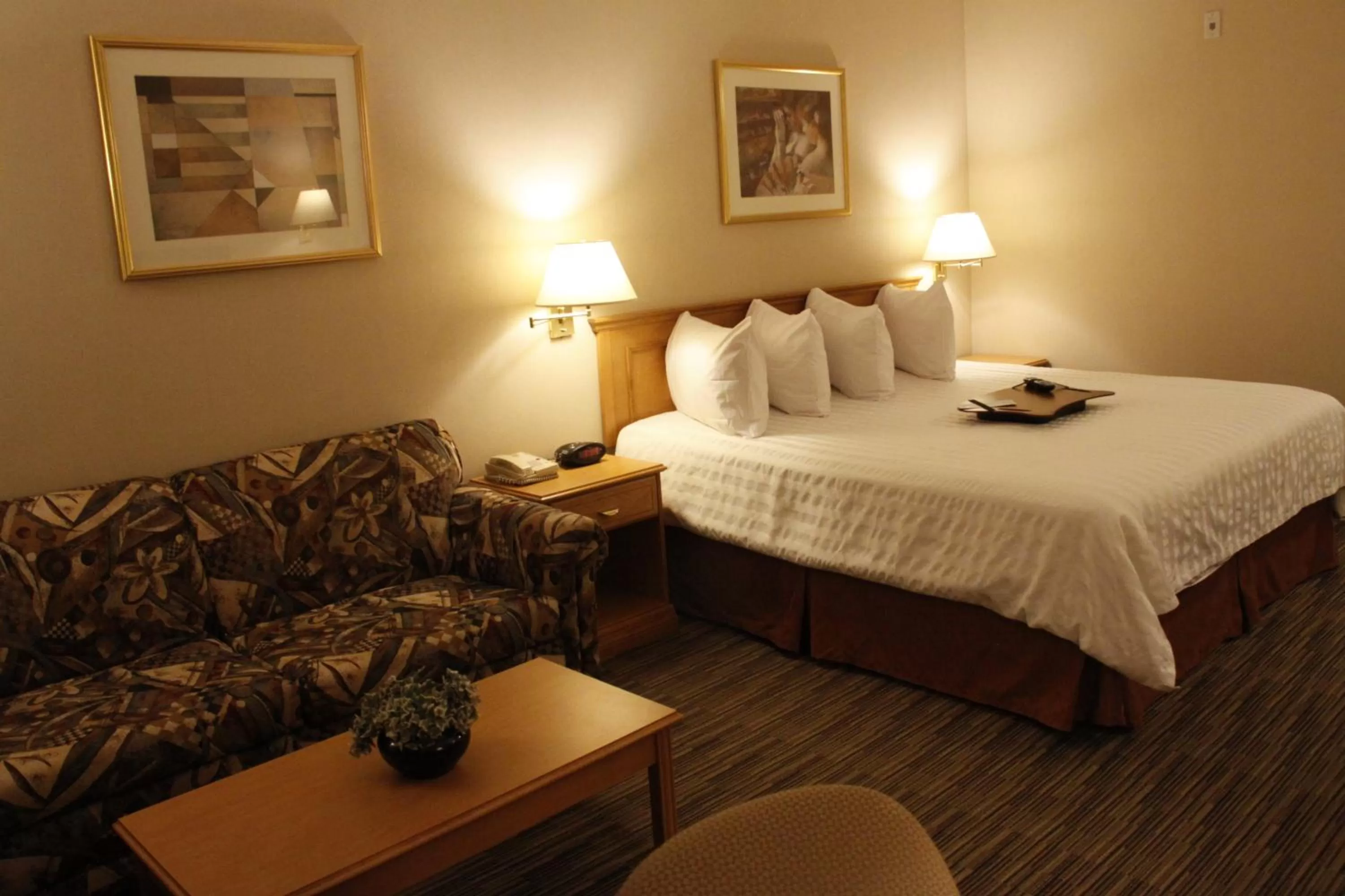 Bed in Humphry Inn and Suites