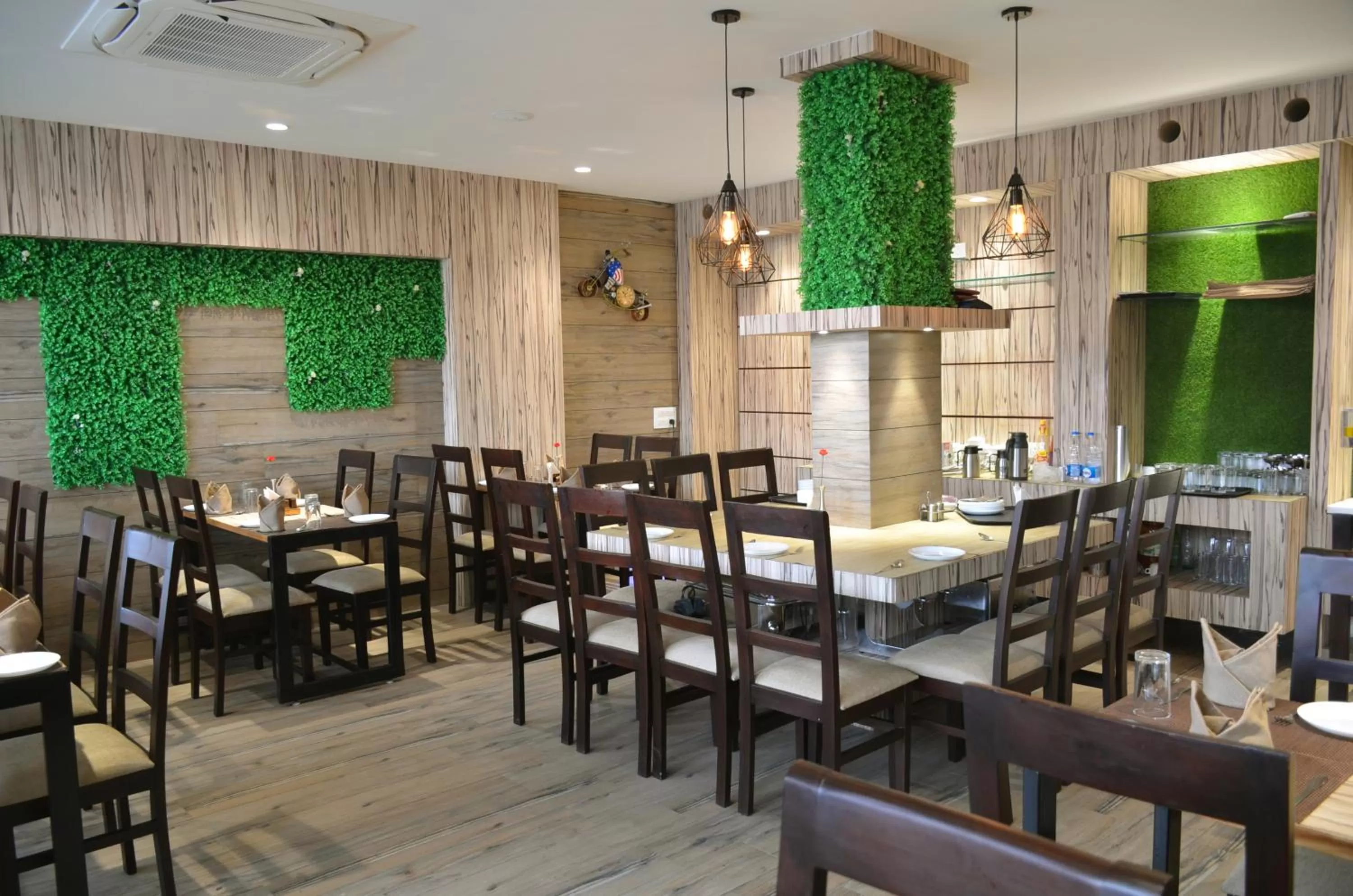 Restaurant/places to eat in Hotel Radiance