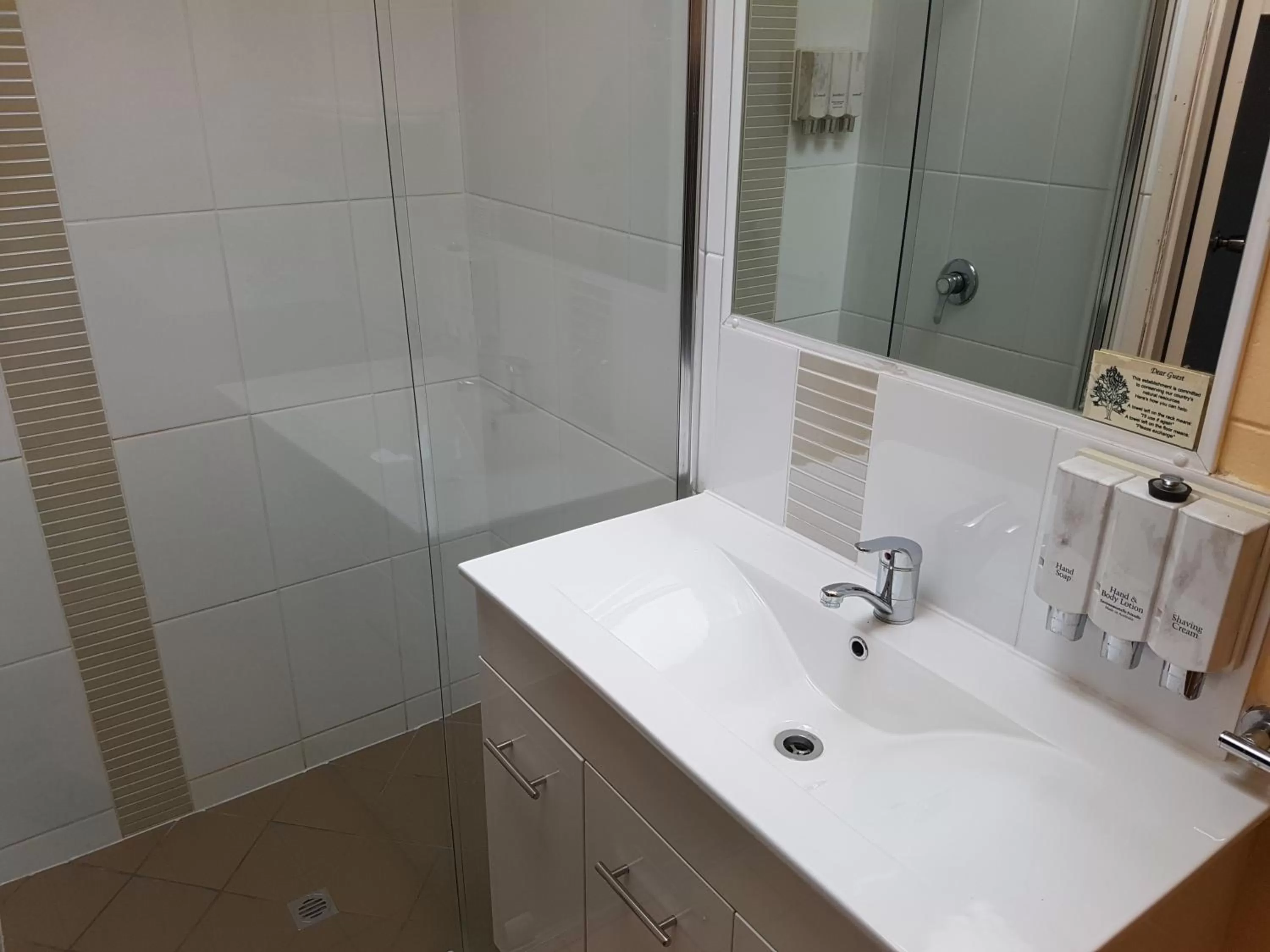 Bathroom in Fitzroy Motor Inn