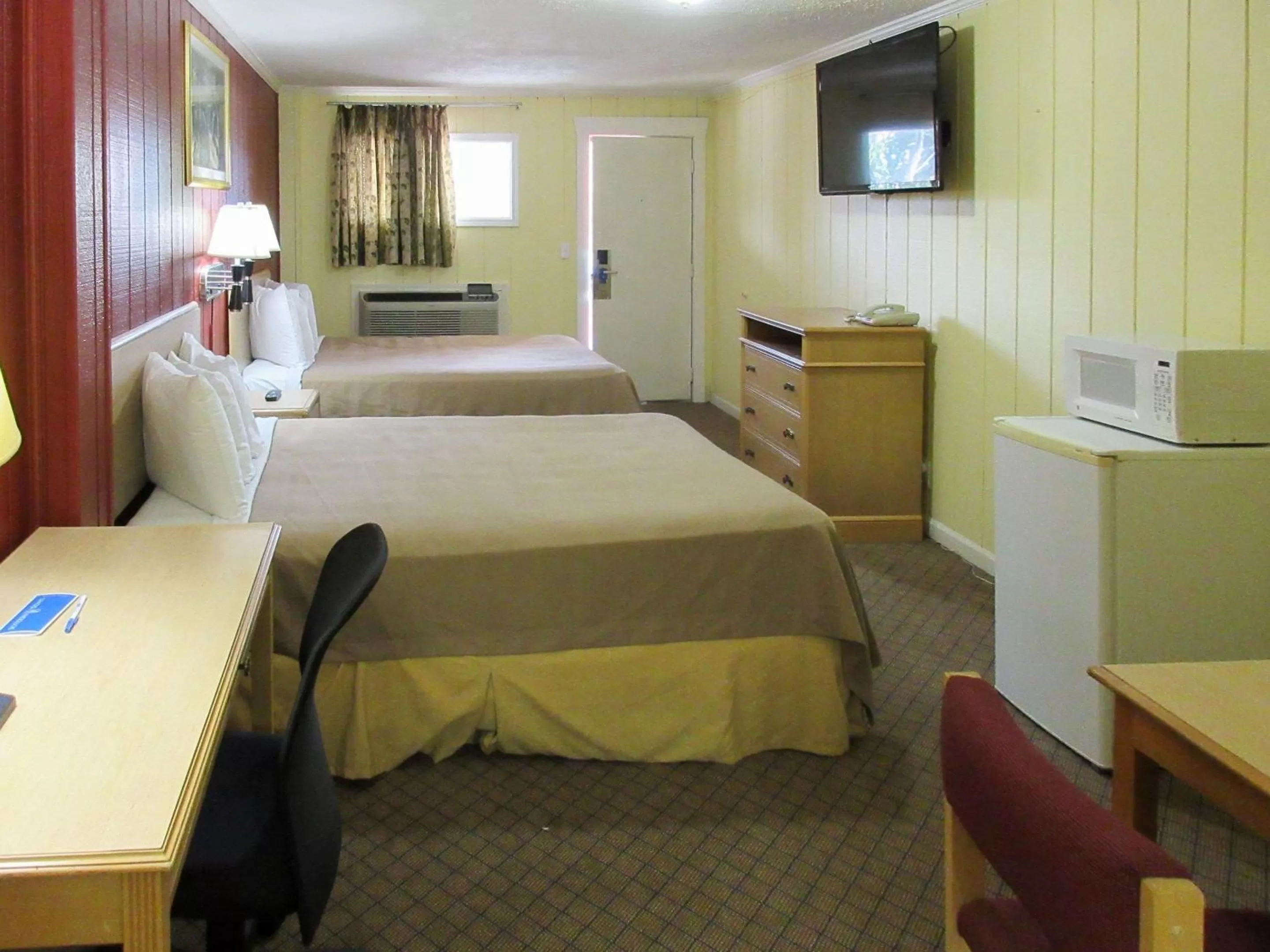 Photo of the whole room in Rodeway Inn Kansas City Downtown Area