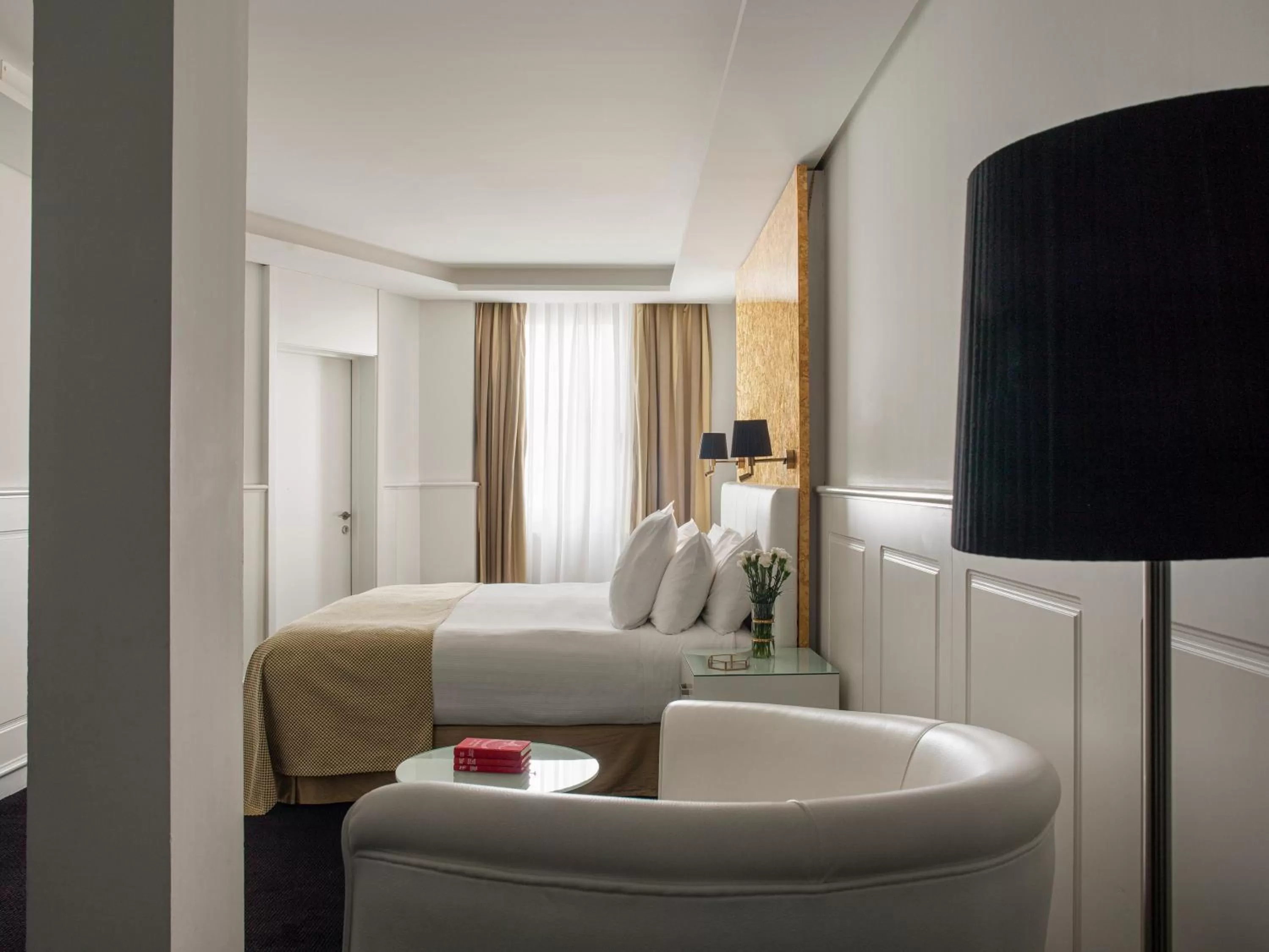 Photo of the whole room, Bed in Hotel Colón Gran Meliá - The Leading Hotels of the World