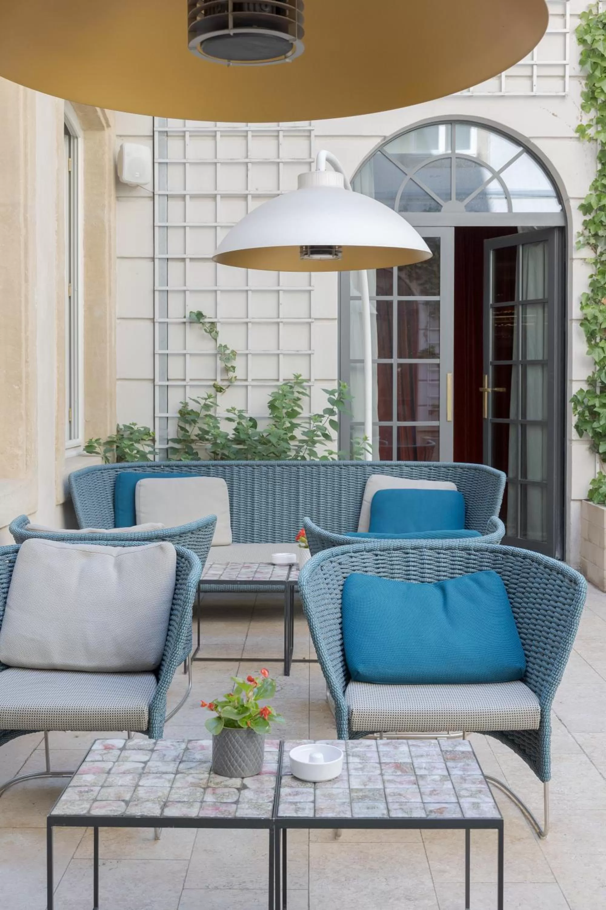 Patio in Hotel Le Place d'Armes - Relais & Châteaux
