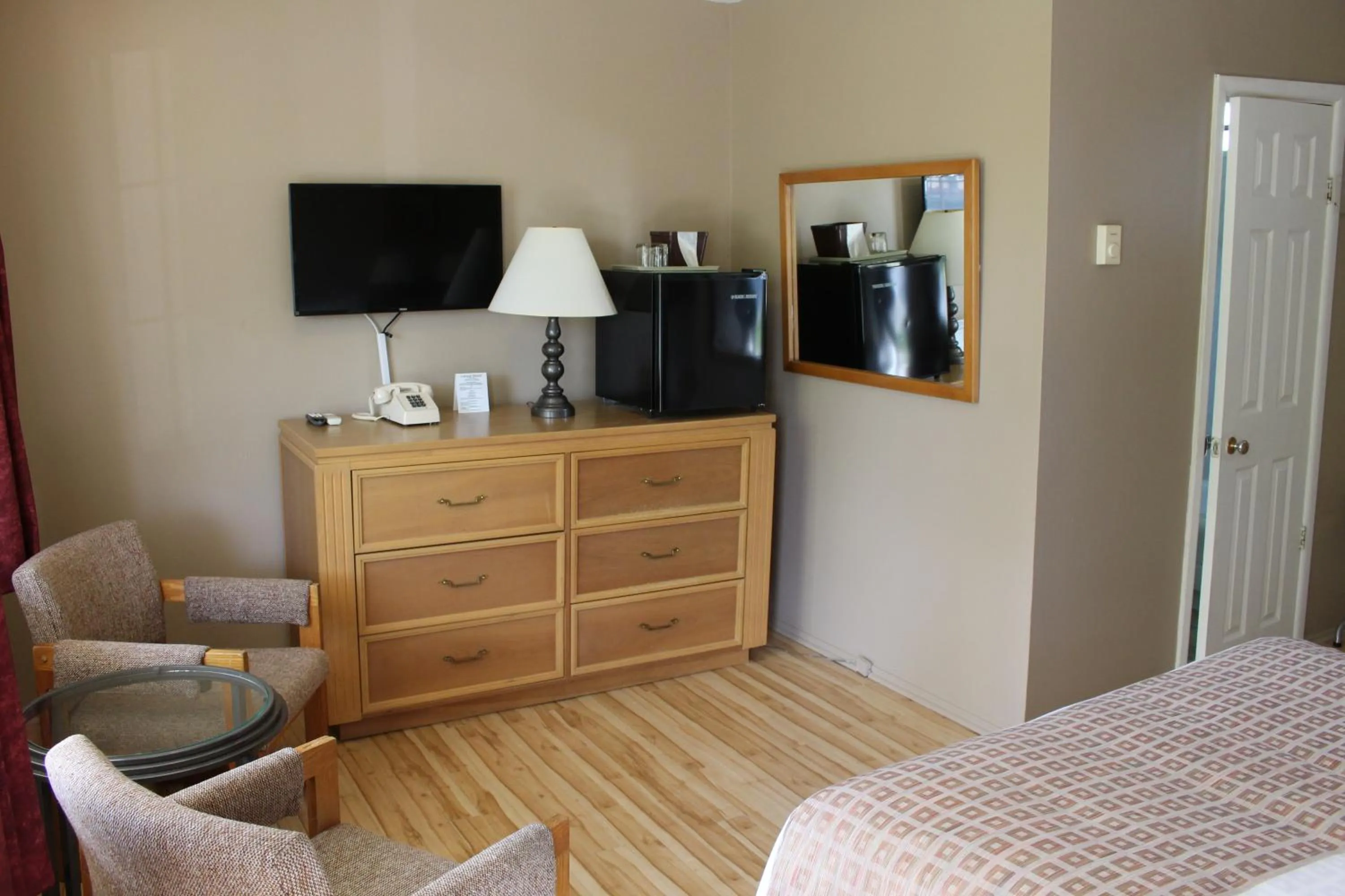 Photo of the whole room in Colonial Resort-1000Islands