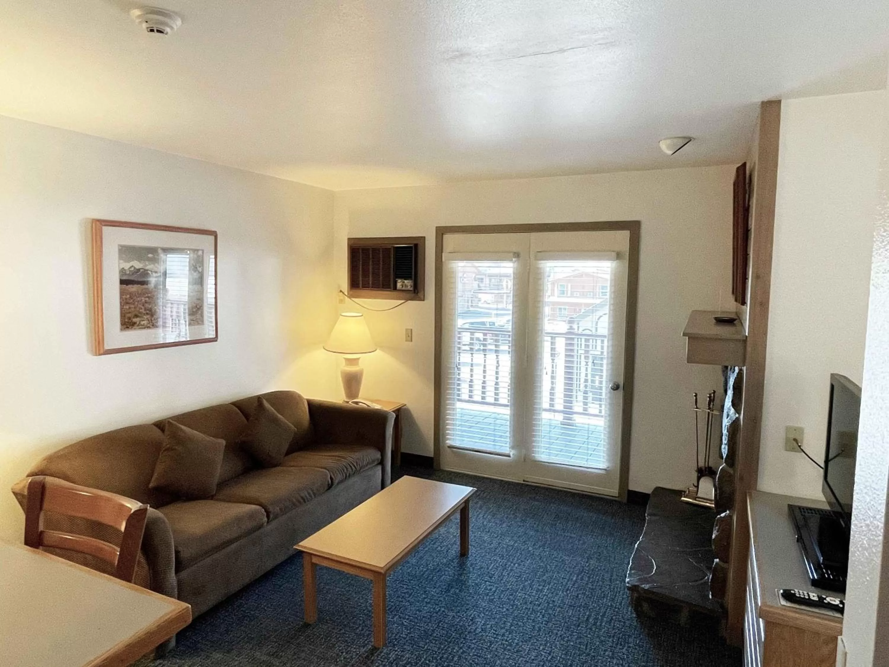 TV and multimedia, Seating Area in Ranch Inn Jackson Hole