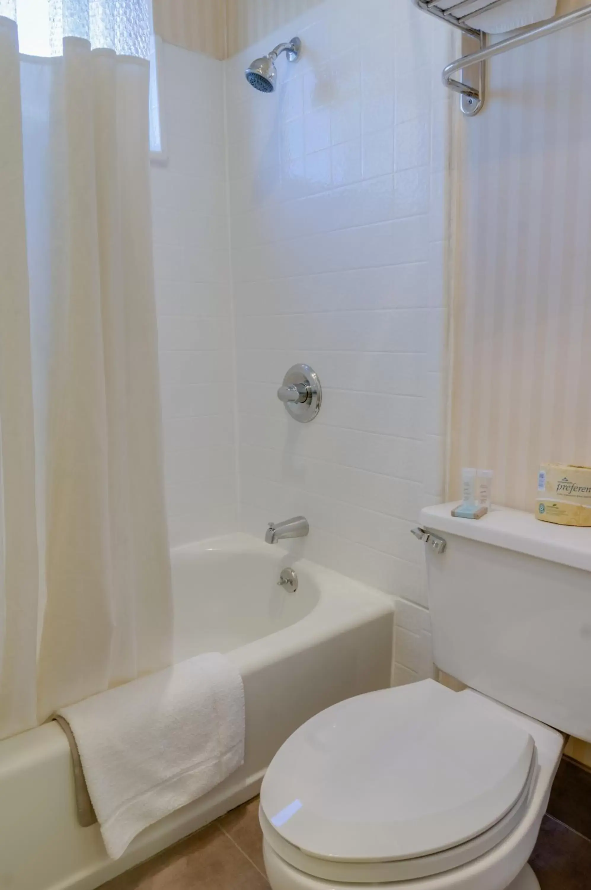 Queen Room - Non-Smoking in Travelodge by Wyndham San Francisco Bay Queen Room - Non-Smoking in Travelodge by Wyndham San Francisco Bay